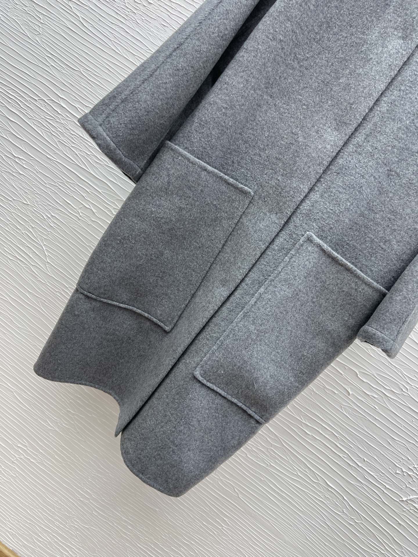 Louis Vuitton 25' Early Autumn Wool-Cashmere Coat - Elegant & Comfortable 6 i1754126615 6614 1