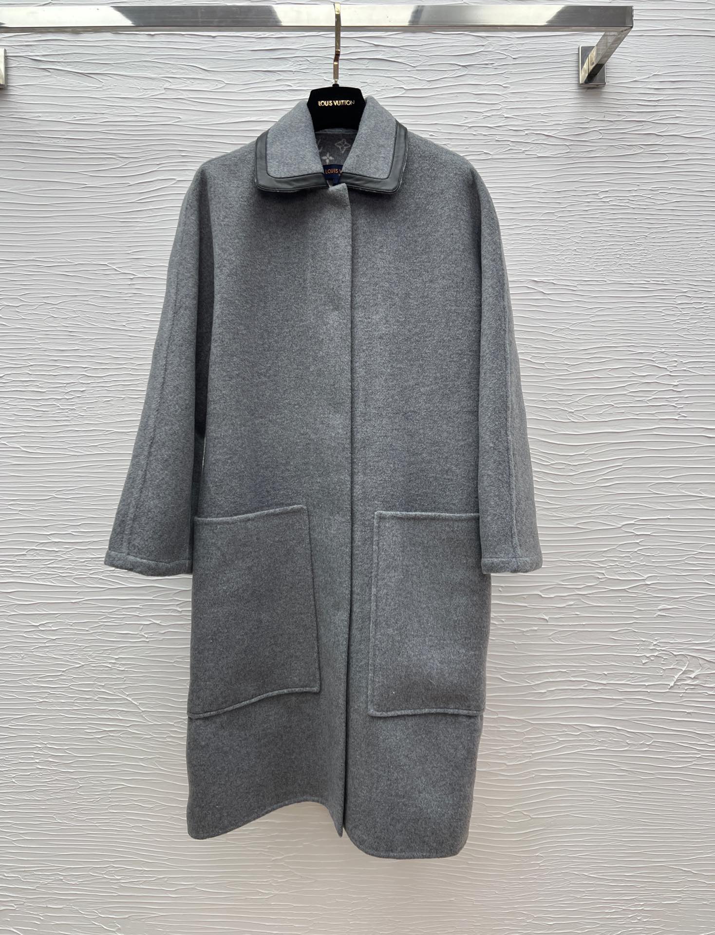 Louis Vuitton 25' Early Autumn Wool-Cashmere Coat - Elegant & Comfortable 3 i1754126615 7595 7