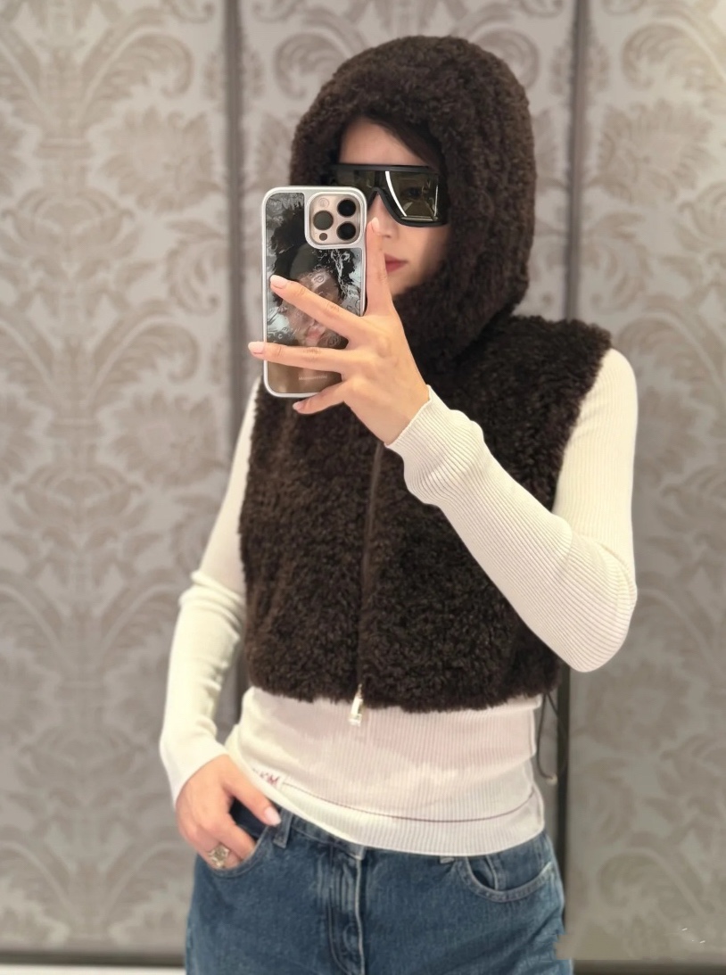 MO 25 Women's Down Vest: Soft Plush Feel, Fashionable & Lightweight 3 i1756798555 9201 1