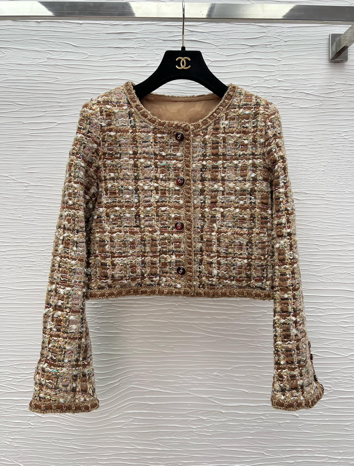 Elegante bruine tweed jas van Chanel - Stijlvol en comfortabel