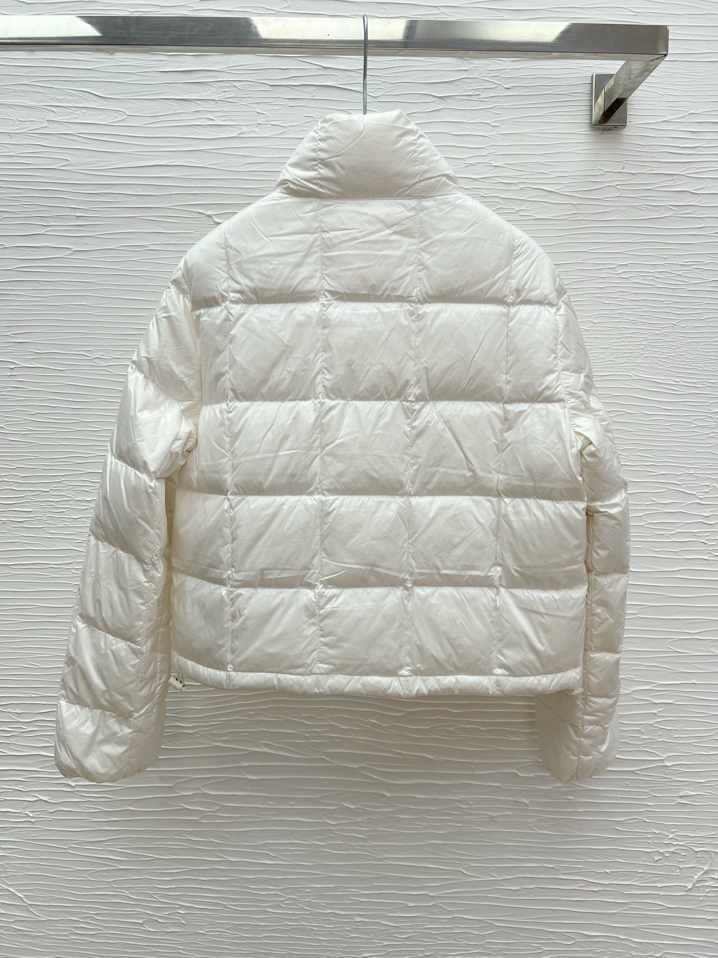 Elegant Cropped Down Jacket: Lightweight & Warm Pearl White Outerwear 7 i1758964640 1461 1