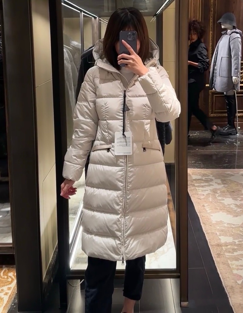 Elegant Down Coat with Hooded Design & Waist Accentuation – Fall/Winter Essential