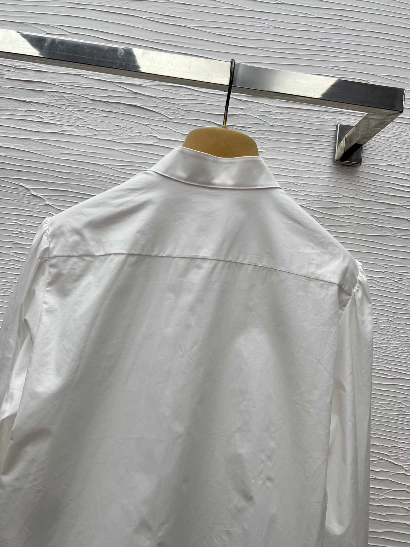 VT 26新款衬衣，领口超特别的立领小翻领设计，搭配袖口花瓣装饰，一色三码 现货发 SML