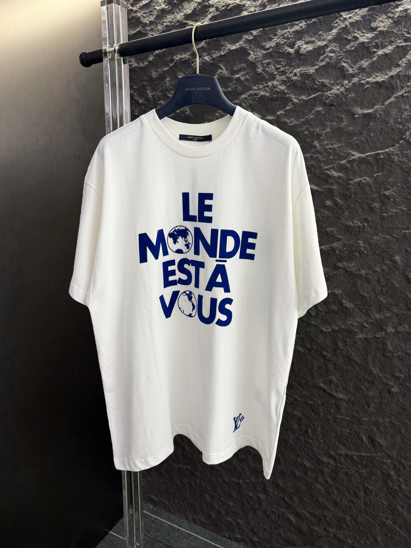 💰100
(顶级最高版本)lv路易威登LOUIS VUITTON 驴家1v 经典地球植绒短袖 logo图案字母半袖T恤短袖
男女同款 情侣款 宽松版型
(最高版本 原版面料 高版本 高品质)
⚠所有细节 面料辅料工艺(全部1:1 过验)
(店主是“细节怪物” 所以做的货也注重细节)
1⃣区别市场货不对版:全部走单线❌
咱家正品1:1的特种机压线(对机器工人要求高)
2⃣区别市场看图做货 布料色差太大
一分价钱一分货,不做快餐货
3⃣区别市场低版本领标 吊牌 洗水标
咱家全部辅料订做(过验级别)
4⃣ 区别市场无细节可言的做工❌
咱家做工:领口、肩线、袖窿、袖口、下摆
(提高成本也要还原正品:过肩压条 双针走线🔍)
【面料】:250g纯棉毛圈高克重版本面料(原版面料)
【辅料】(1:1):专柜领标➕ 代购级厚板吊牌(区别市场薄纸片)➕过验级带logo水洗标
(包括装订方法 全部1:1)
【尺码】:XS-L
XS S M L
衣长 (cm) 65 68 71 74
胸围 (cm)110 114 118 122
肩宽 (cm) 48 50 52 54
袖长(cm) 58 60 62 64