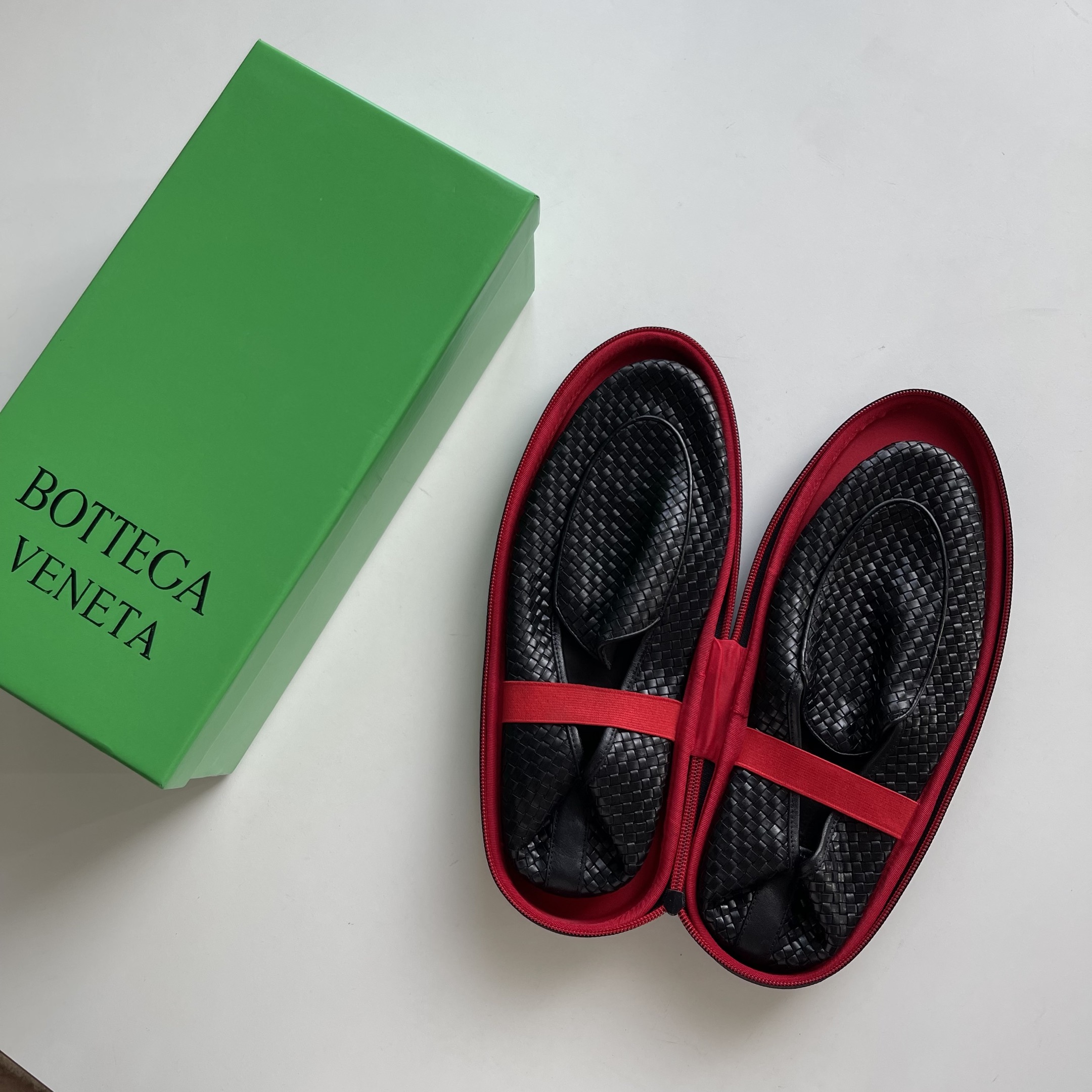 NO:271983,Bv new men's Sundy slippers intrecciato black sheepskin woven slippers, whole shoes sheepskin weaving craftsmanship, soft and comfortable!  The tail of the shoe is foldable. The sole is even more heavily built with a delicate leather sole paired with an anti-slip rubber sole. The first thing to do is to drive!  Tips matching with high-end cowhide leather shoe-shaped zipper box cover is easy to carry and store!  And a box cover that won't be embarrassed!  39-44 Color black, bottega veneta, cowhide, sheepskin, Leather soles19860909Bv新款男士Sundy便鞋 intrecciato黑色羊皮革编织便鞋,整鞋羊皮编织工艺,柔软舒适！鞋尾可折叠. 鞋底更是重工打造,娇贵的真皮大底搭配防滑橡胶底,开车首先！ tip配套搭配高档牛皮质感鞋型拉链盒套 便于开车携带存放！且不会尴尬的盒套！ 码数39-44  颜色黑色,,bottega veneta,cowhide,sheepskin,Leather soles,Men's shoes