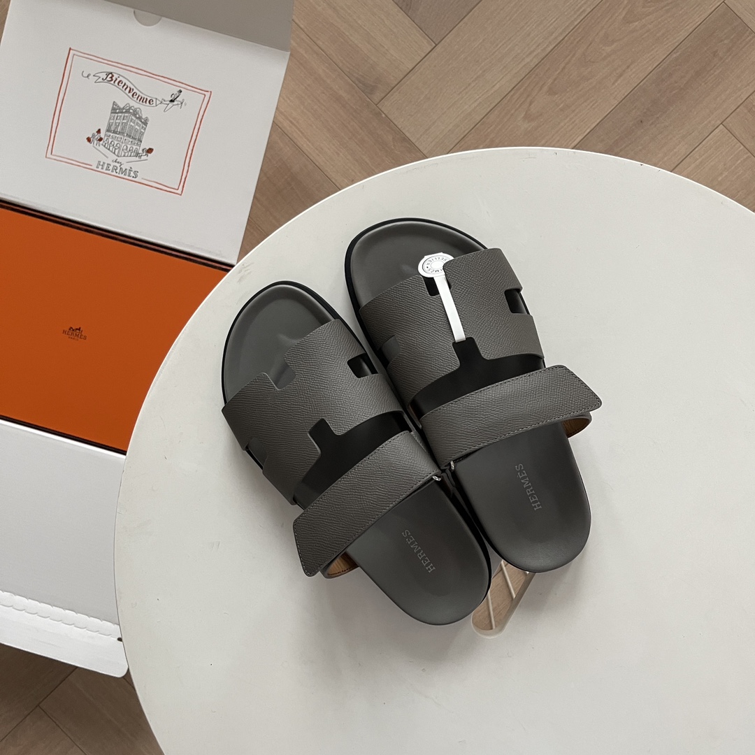 新款H家Epsom小牛皮机能风凉鞋✅搭配人体工学橡胶鞋底和可调节袢带。设计简约流畅，打造舒适休闲造型〰️码数：35-39（女）38-45（男）Pebdydb           ⚠️45定做不退换