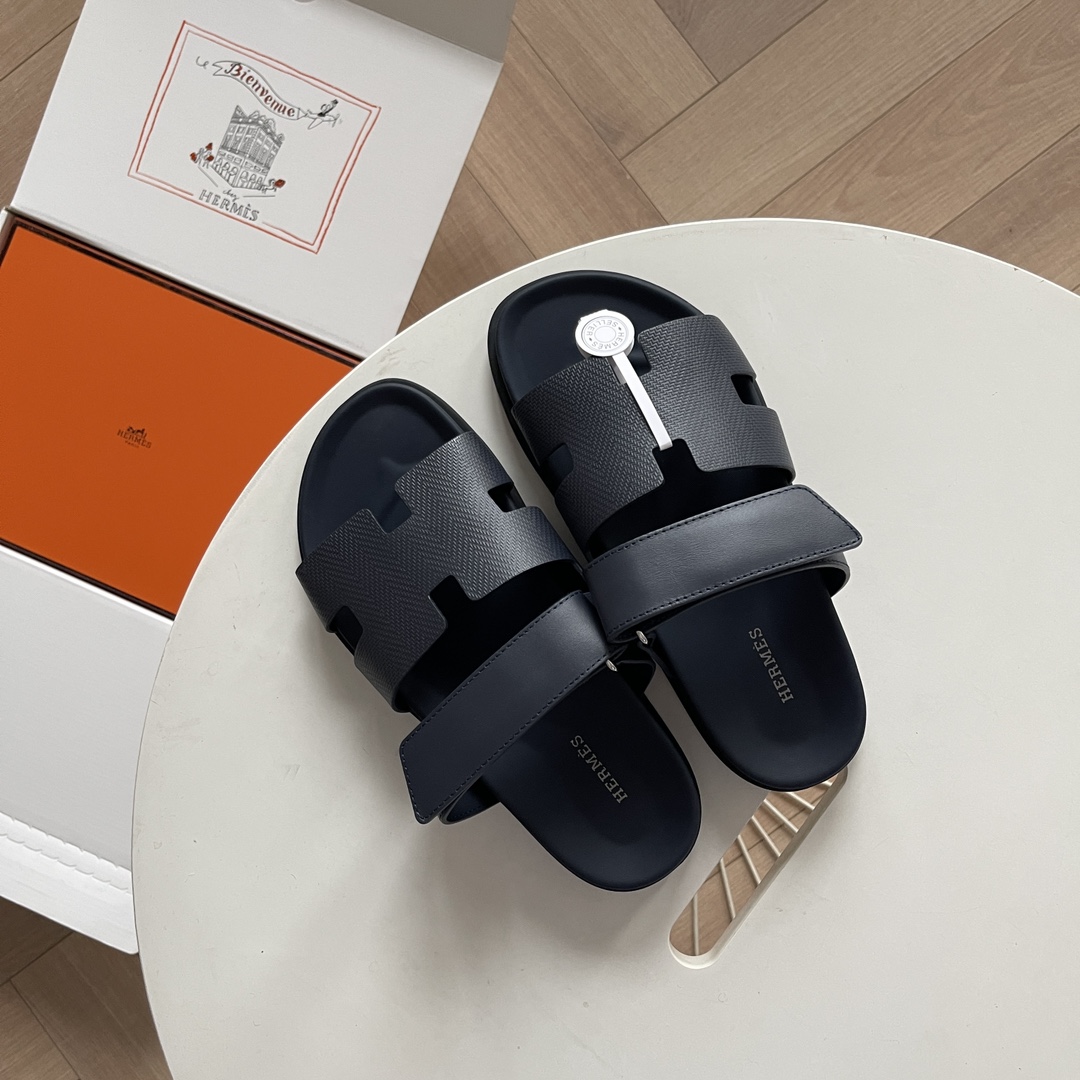 新款H家Epsom小牛皮机能风凉鞋✅搭配人体工学橡胶鞋底和可调节袢带。设计简约流畅，打造舒适休闲造型〰️码数：35-39（女）38-45（男）Pejdyyd           ⚠️45定做不退换