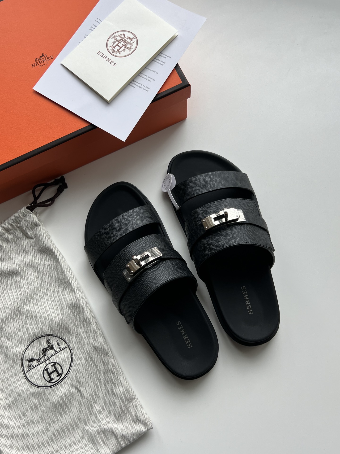 NO:349236,New H-home Jackson calfskin functional sandals, paired with ergonomic rubber sole and adjustable kelly buckle. The design is simple and smooth, creating a comfortable and casual look. Size 38-45 (male) 45, 46 Custom made non-return, sandals, cowhide19860909新款H家Jackson小牛皮机能风凉鞋 搭配人体工学橡胶鞋底和可调节kelly扣.设计简约流畅,打造舒适休闲造型 码数38-45（男）  45、46定做不退换,,sandals,cowhide,Men's shoes