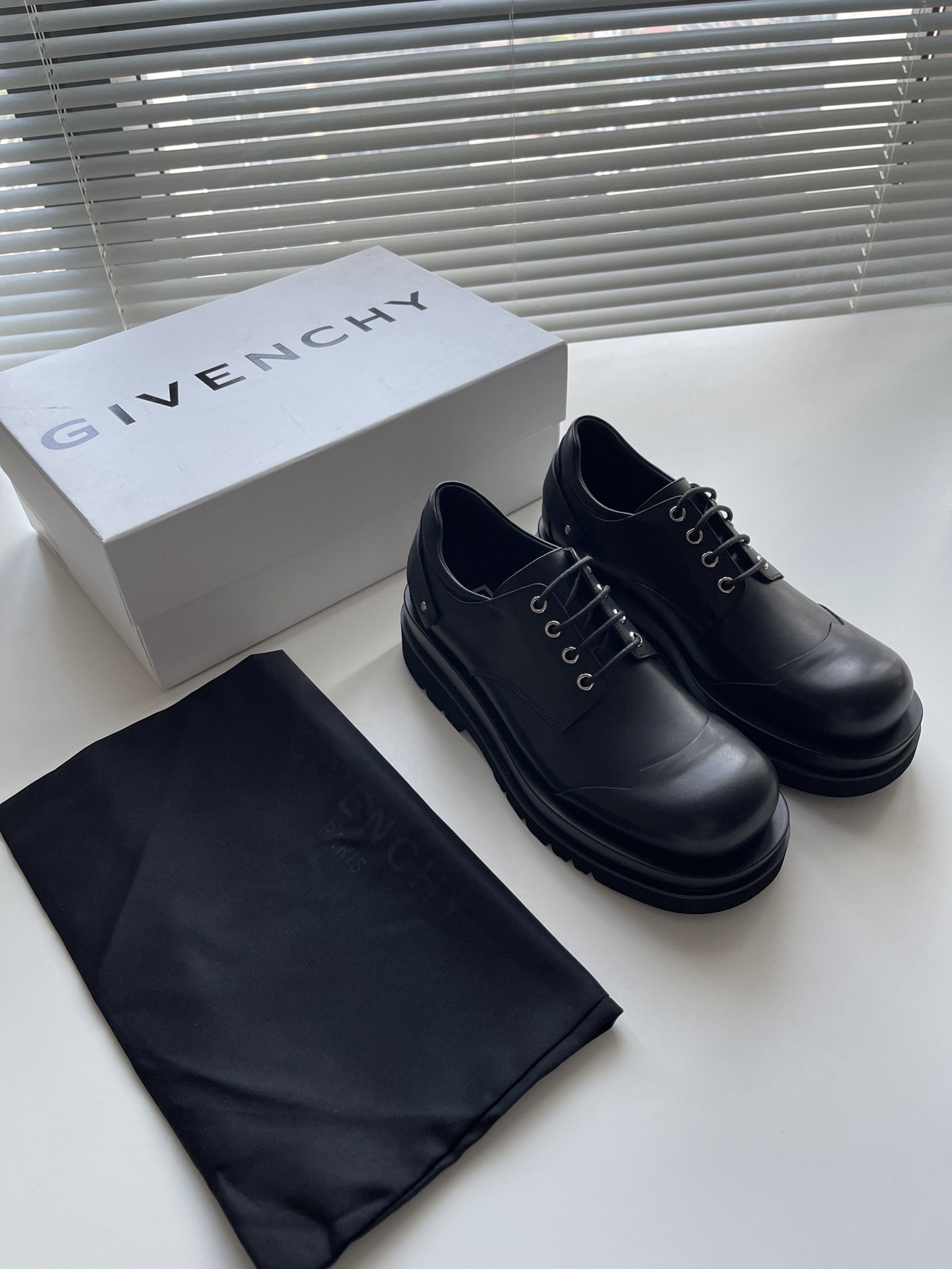 NO:355593,Given～y New Terra smooth cowhide lace derby shoes with LOGO leather strap around the heel ankle, wide design, round toe design, toe leather design, thick rubber foam sole, insole embossed 4G LOGO, sole engraved GIV～LOGO～ Size 39-44 Color black cowhide, givennchy, cowhide19860909Given～y 新款Terra 光滑牛皮革系带德比鞋后跟踝部周围环绕LOGO皮革饰带,挺阔设计,圆头设计,鞋头拼皮设计,厚橡胶发泡底,鞋垫压印4G LOGO,鞋底镌刻GIV～LOGO～ 码数39-44  颜色黑色牛皮,,givenchy,cowhide,Men's shoes
