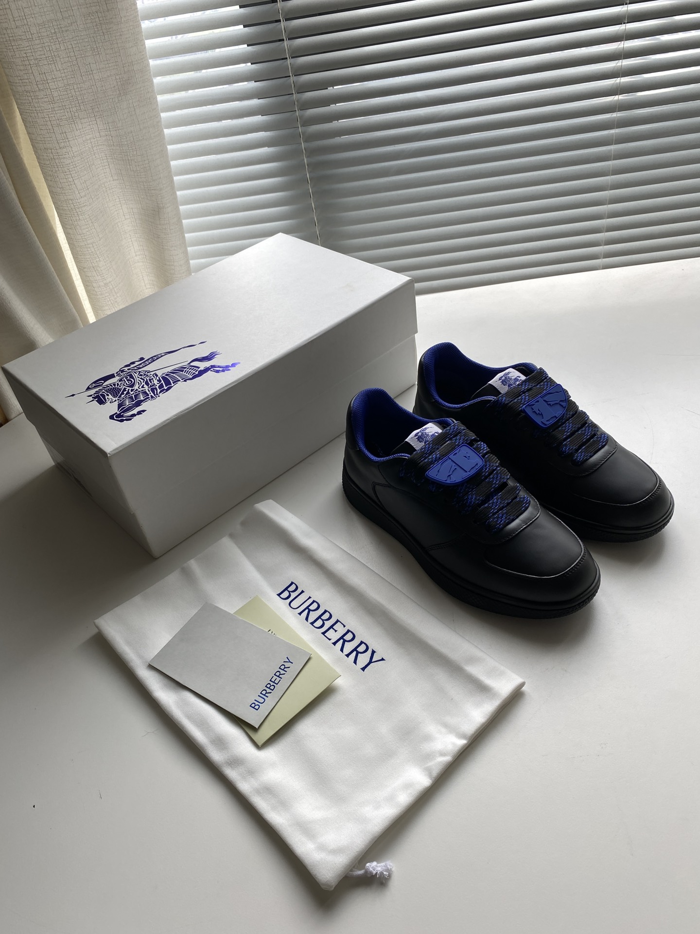 NO:272378,The new Burb-ry sneakers are made of smooth calfskin fabric. They are crafted in Italian workshops and are embellished with Equestrian Knights logo (EKD) punching details. They are made of mesh lining, and the shoelaces are decorated with large plaid design. The rubber sole is decorated with a collection of Bur-erry letters. Size 38-46 Colors white, black, burberry, sneakers, cowhide19860909新款Burb-ry运动鞋选用光滑小牛皮面料打造.于意大利工坊精制而成,点缀马术骑士徽标（EKD）冲孔细节.采用网眼内衬,鞋带融入大号格纹设计,橡胶鞋底饰有典藏 Bur-erry 字母徽标. 码数38-46 颜色白色、黑色,,burberry,sneakers,cowhide,Men's shoes