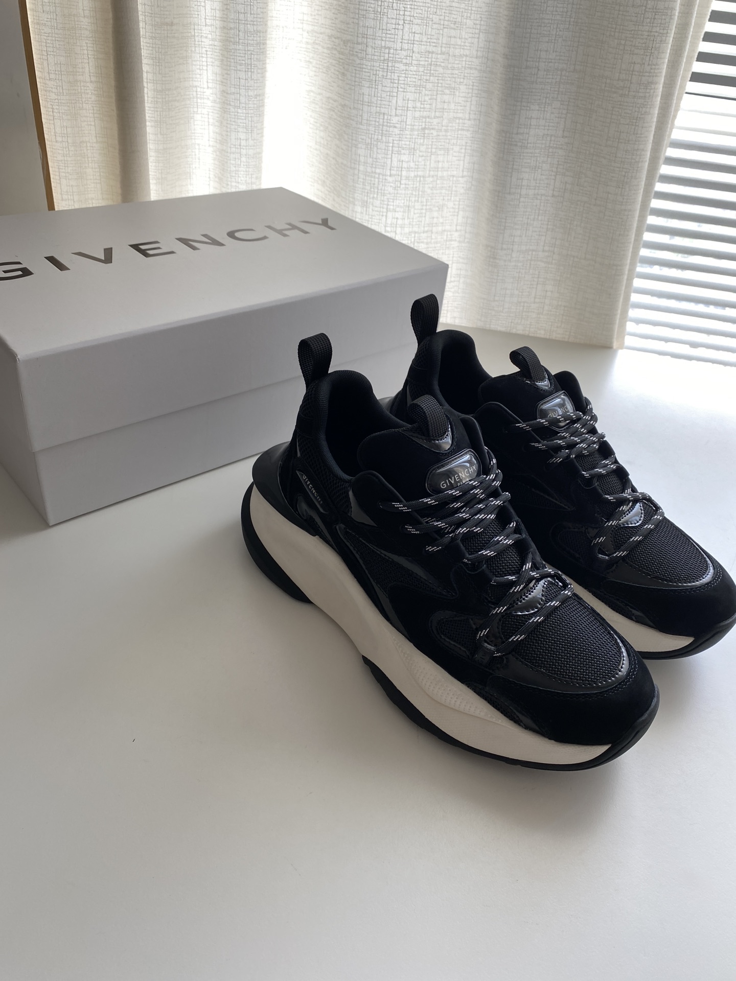 NO:274781,New Giv new high-end sports shoes, cowhide upper with cowhide upper with technology mesh cloth in the same color, and shoelaces in the same color. The tongue and heel are decorated with GIV~CHY LOGO, and the sides are decorated with GIVENCHY LOGO, which is lightweight, wear-resistant and environmentally friendly sole. Size 39-44 Colors white, gray, black and white, black, military green, brown, given, sneakers, cowhide19860909新款Giv创新低帮运动鞋 鞋面牛皮搭配同色系科技网布,同系配色鞋带 鞋舌和后跟饰以GIV～CHY LOGO,侧面饰以GIVENCHY LOGO饰带,采用轻盈耐磨环保材料鞋底 码数39-44 颜色白色、灰色、黑白、黑色、军绿、棕色,,givenchy,sneakers,cowhide,Men's shoes