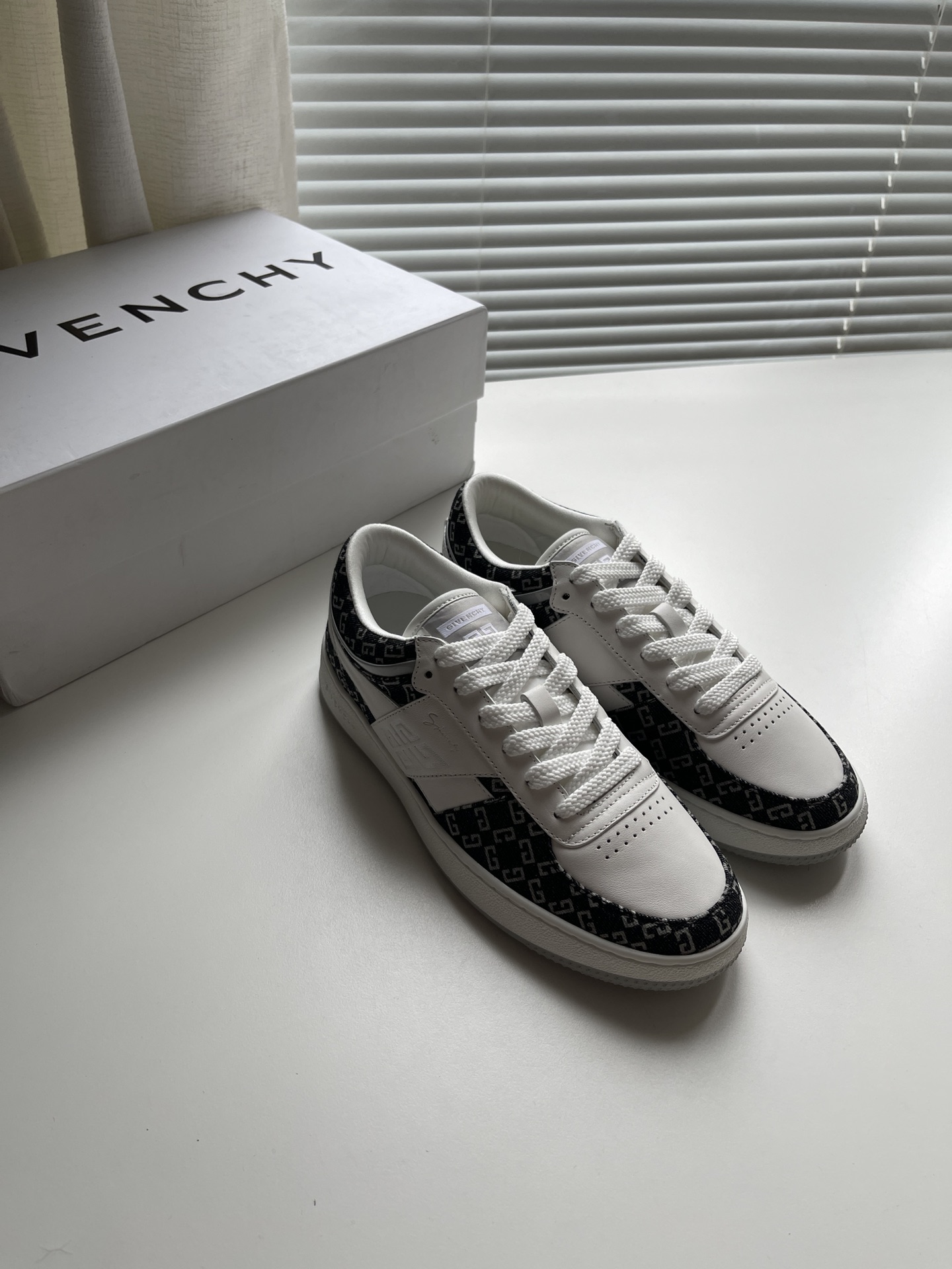 NO:271560,GIV new G Move low-top sneakers, cowhide upper with printed denim, same-colored shoelaces, tongue and back top lining to increase comfort, GIVENCHY LOGO straps are stamped on the side, using lightweight, wear-resistant and environmentally friendly sole size 39-44 Color blue flowers, black flowers, gray flowers, givennchy, sneakers, cowhide19860909GIV新款 G Move低帮运动鞋 鞋面牛皮搭配印花牛仔布,同系配色鞋带 鞋舌和后帮加衬增加舒适感,侧面压印GIVENCHY LOGO饰带,采用轻盈耐磨环保材料鞋底 码数39-44 颜色蓝花、黑花、灰花,,givenchy,sneakers,cowhide,Men's shoes