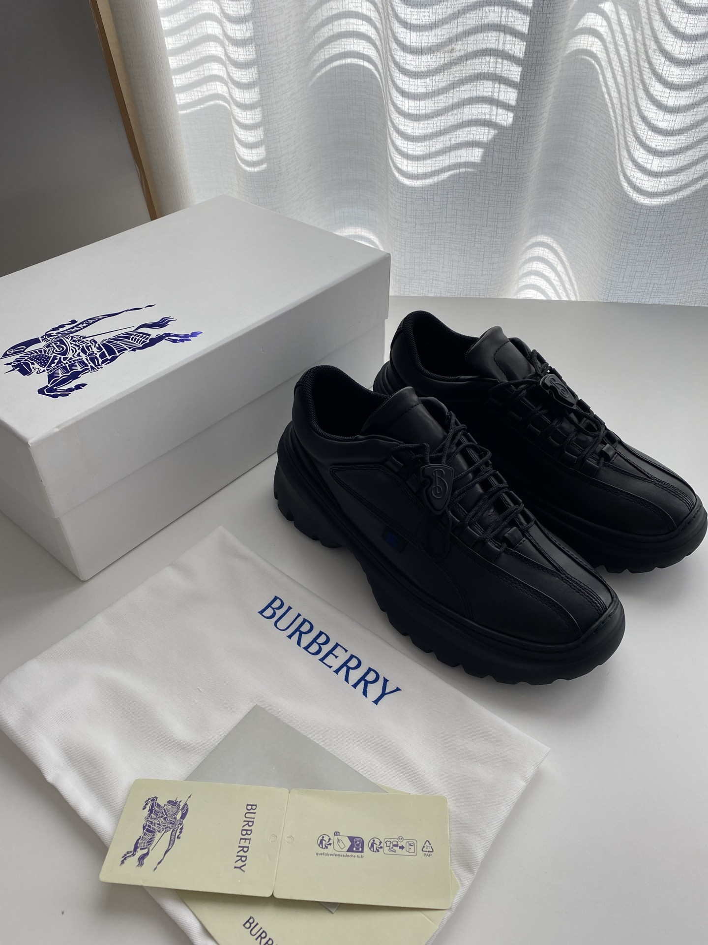 NO:274784,BUR's new style calfskin sneakers are designed with outdoor hiking inspirational shoelaces, equipped with B-shaped shield buckles, rubber thick sole embellished with equestrian knight logo. Size 39-44 Colors black, brown, burberry, sneakers, cowhide19860909BUR新款缉明线小牛皮运动鞋 采用户外徒步灵感鞋带设计,设有 B 字型盾牌栓扣,橡胶厚底点缀马术骑士徽标. 码数39-44  颜色黑色 、棕色,,burberry,sneakers,cowhide,Men's shoes