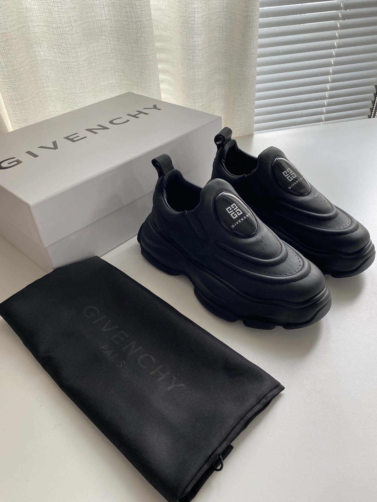 NO:355513,New Giv sneakers with new low-end upper cowhide geometric three-dimensional sneakers with sneakers. Transparent tongue brand GIV~CHY LOGO, the shoe store is decorated with 4G LOGO strips, and uses lightweight wear-resistant and environmentally friendly soles. Size 39-44 Colors white, black,, sneakers, cowhide19860909新款Giv创新低帮运动鞋 鞋面牛皮几何立体一脚蹬运动鞋 鞋舌透明品牌GIV～CHY LOGO,鞋店饰以4G LOGO饰带,采用轻盈耐磨环保材料鞋底 码数39-44 颜色白色、黑色,,sneakers,cowhide,Men's shoes