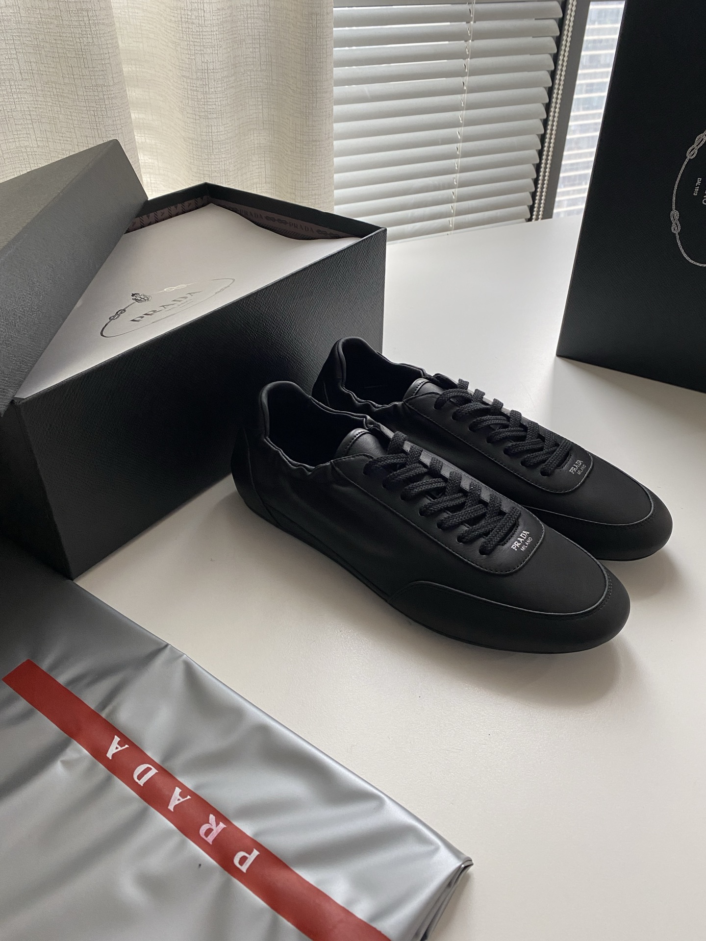 NO:274870,Pra~New Collapse cowhide elastic sports shoes The ultimate lightweight sports shoes are made of top layer cowhide to create a three-dimensional shoe shape, and the mixed materials highlight the sporty style and exquisite craftsmanship of Pra~a. It uses a flat design and elastic side tops to facilitate putting on and taking off, and it is easy to bend and take off. Size 39-45 Colors white, black, prada, sneakers, cowhide19860909Pra～新款Collapse牛皮弹力运动鞋 至臻轻盈的运动鞋以头层牛皮打造立体鞋形,混搭材质彰显了Pra~a的运动风尚与精湛工艺灵魂.采用平底设计搭配弹力侧帮,便于穿脱,轻松自如. 码数39-45 颜色白色、黑色,,prada,sneakers,cowhide,Men's shoes