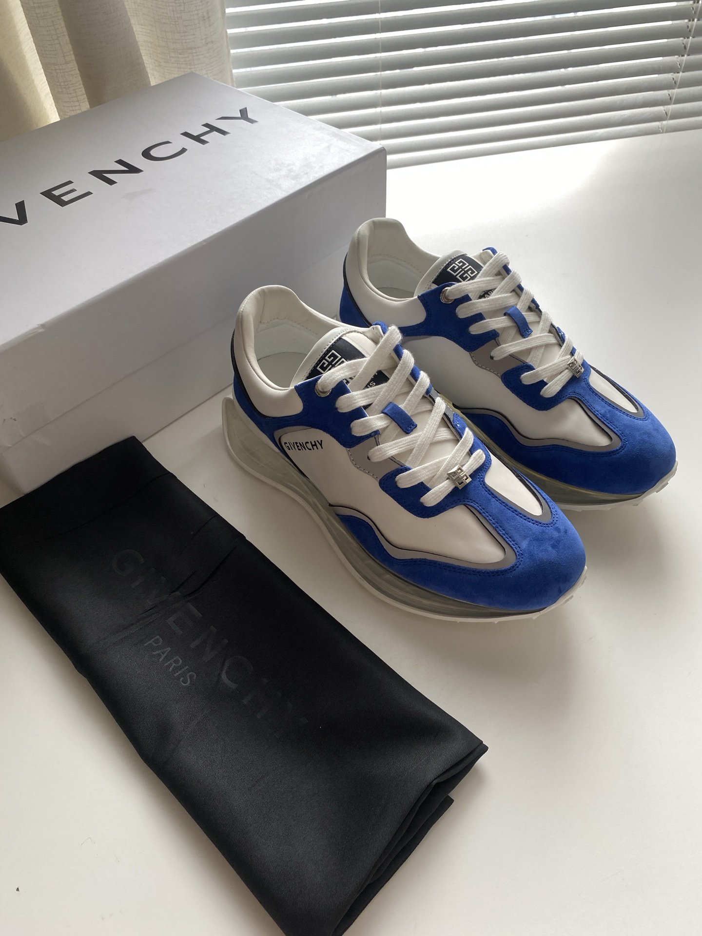 NO:680761,Giv's new full-grain calfskin sneakers, full-grain calfskin upper, classic panda black and white color matching, fine stitching, and cowhide hems!  It is light and comfortable to wear, with Giv~ LOGO and stitching embossed on the front tongue, Giv~ 4G LOGO embossed on the heel, with cowhide lining and organic woven thick cotton shoelaces!  Code number 39-44 Color black, off-white, beige, blue and white, sneakers, cowhide19860909Giv新款全粒面小牛皮运动鞋 鞋面全粒面小牛皮,经典熊猫黑白拼色,缝线细腻、牛皮折边！穿着轻盈舒适,正面鞋舌压印 Giv～LOGO和缝线,后跟压印Giv～4G LOGO,采用搭配牛皮衬里,有机编织粗棉鞋带！ 码数39-44  颜色黑色、灰白、米黄、蓝白,,sneakers,cowhide,Men's shoes