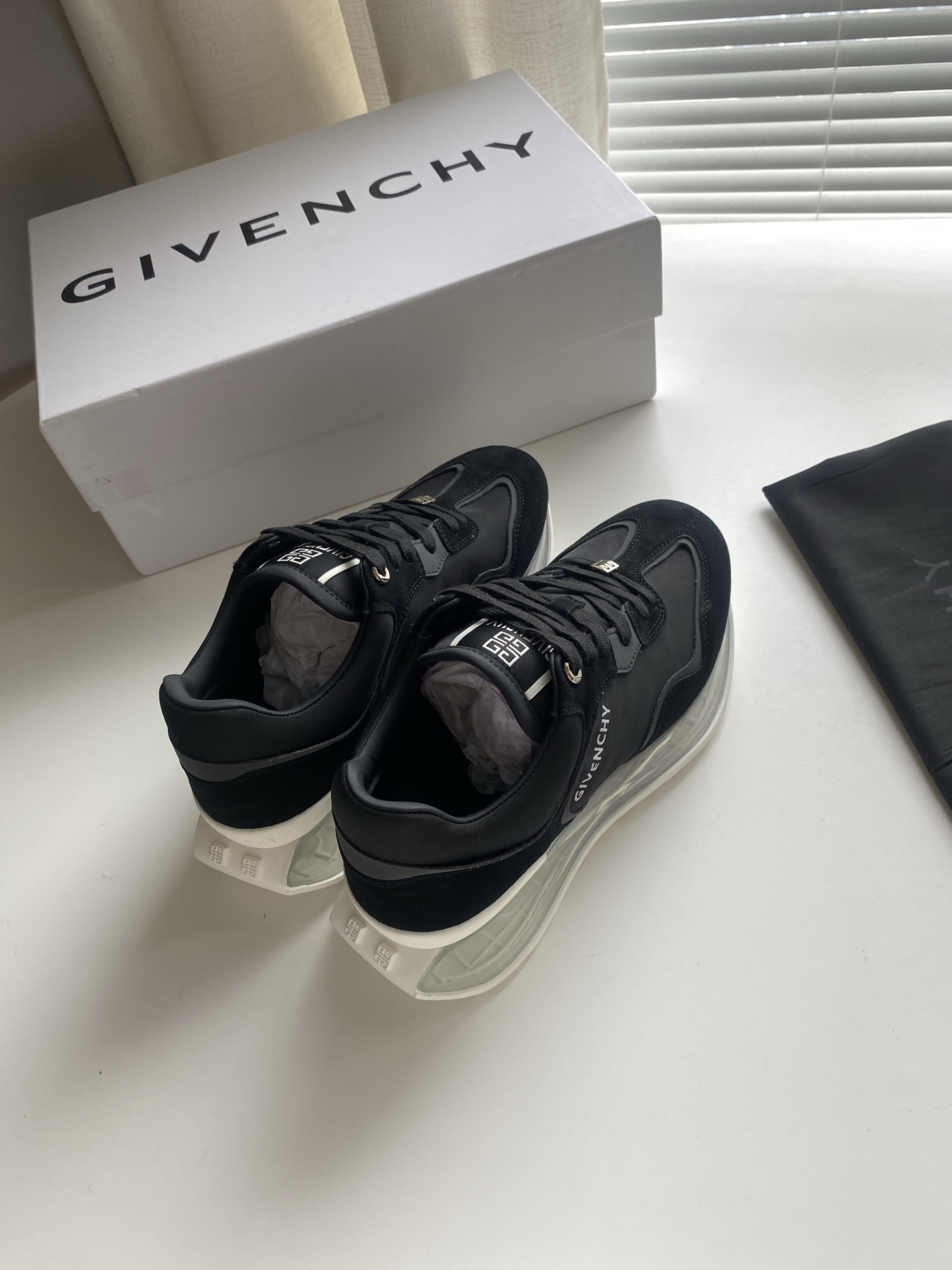 NO:680768,Giv's new full-grain calfskin sneakers, full-grain calfskin upper, classic panda black and white color matching, fine stitching, and cowhide hems!  It is light and comfortable to wear, with Giv~ LOGO and stitching embossed on the front tongue, Giv~ 4G LOGO embossed on the heel, with cowhide lining and organic woven thick cotton shoelaces!  Code number 39-44 Color black, off-white, beige, blue and white, sneakers, cowhide19860909Giv新款全粒面小牛皮运动鞋 鞋面全粒面小牛皮,经典熊猫黑白拼色,缝线细腻、牛皮折边！穿着轻盈舒适,正面鞋舌压印 Giv～LOGO和缝线,后跟压印Giv～4G LOGO,采用搭配牛皮衬里,有机编织粗棉鞋带！ 码数39-44  颜色黑色、灰白、米黄、蓝白,,sneakers,cowhide,Men's shoes