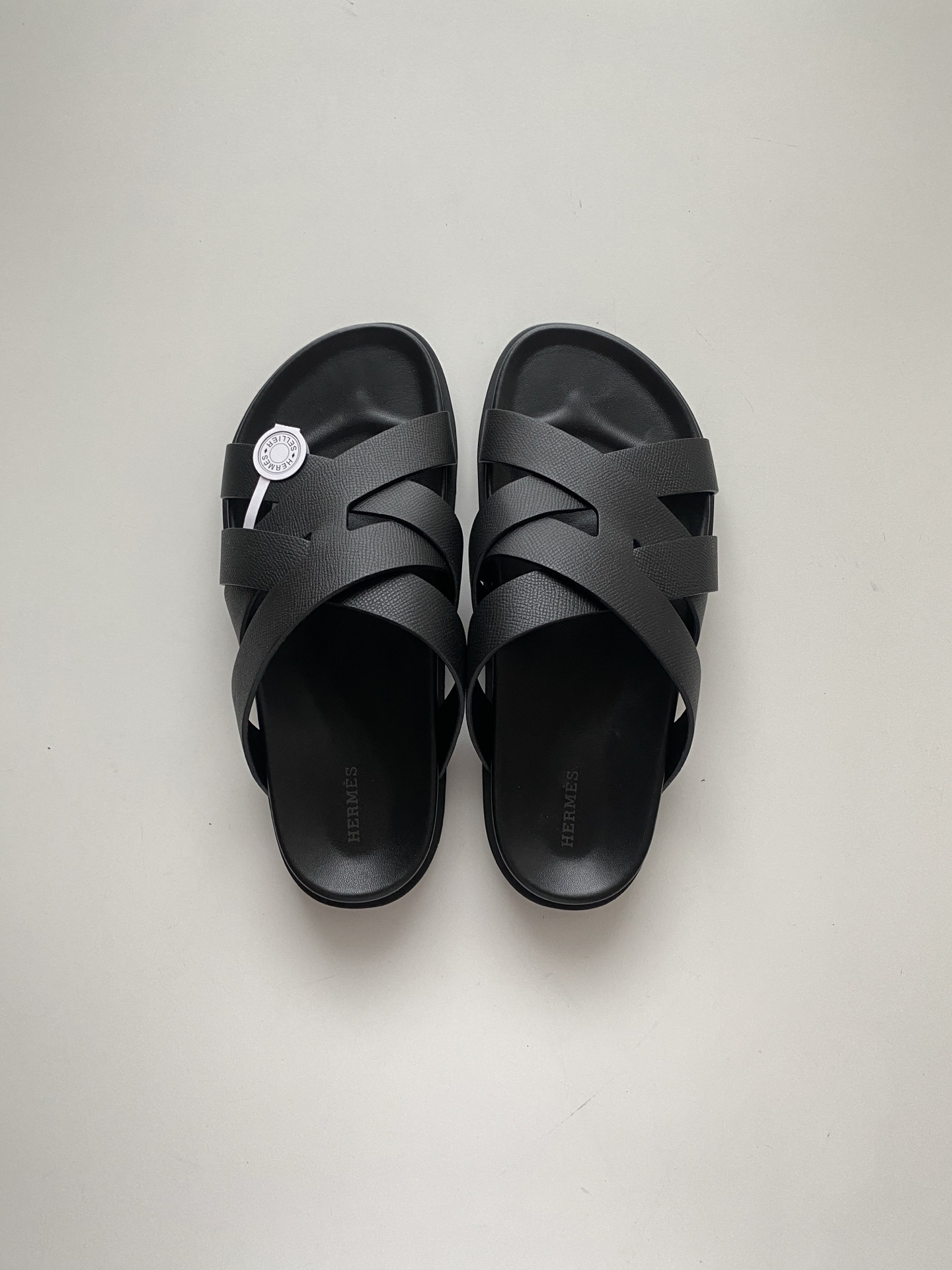 Hermes Heres Nappa Leather Sandals - أسود، تصميم مريح وأنيق