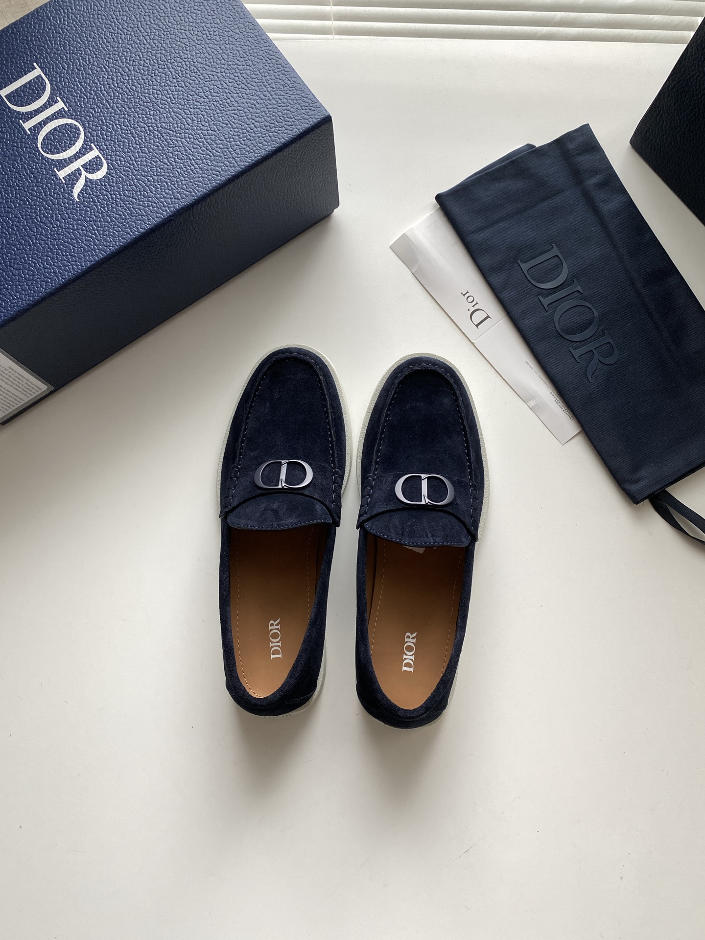 NO:348613,The new Dior Granville loafers are a casual formal shoe. They are carefully crafted from luxurious and soft Dior grey suede, and the upper is decorated with the same-toned matte copper alloy CD Icon logo to enhance the style. The light white rubber sole is more refined. The outsole is engraved with Dior Oblique pattern to enhance the style and the back is engraved with the Dior logo to enhance the style. It can add elegant temperament to all kinds of casual looks. Size 38-44 Colors black, light gray, khaki, dark blue, dior, dior, loafers19860909新款 Dior Granville 乐福鞋是一款休闲的正装鞋履.采用奢华柔软的迪奥灰绒面革精心制作,鞋面饰以同色调哑光铜合金 CD Icon 标志提升格调.轻盈的白色橡胶鞋底更显精致,外底镌刻以 Dior Oblique 图案提升格调,后侧镌刻有 Dior 标志.可为各式休闲造型增添优雅气质. 码数38-44 颜色黑色、浅灰、卡其、深蓝,,dior,dior,loafers,Men's shoes