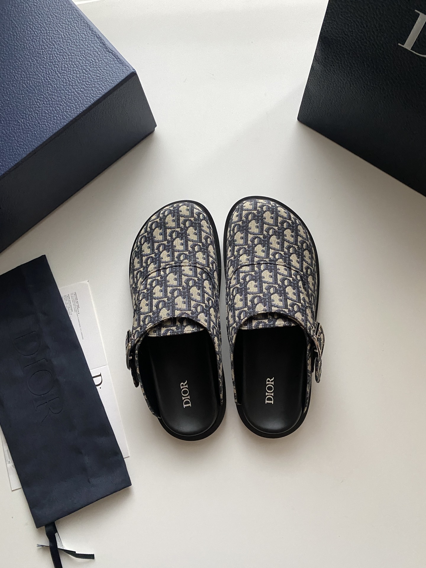 NO:348942,New D-or Aqua mules combine modern style with classic design. Beige and black Oblique printed upper with adjustable straps and metal clad copper alloy Dior buckle to enhance style. It is paired with black leather, rubber and EVA notch sole, and can be easily matched with a variety of casual outfits. Size 39-46 Colors of black presbyterian, classic presbyterian, dior19860909新款D-or Aqua 穆勒鞋 融合摩登风范与经典设计.米色和黑色 Oblique 印花面料鞋面,搭配可调节带,饰以金属覆层铜合金 Dior 搭扣提升格调.搭配黑色皮革、橡胶和 EVA 凹口鞋底,可轻松搭配各式休闲装扮. 码数39-46 颜色黑老花、经典老花,,dior,Men's shoes