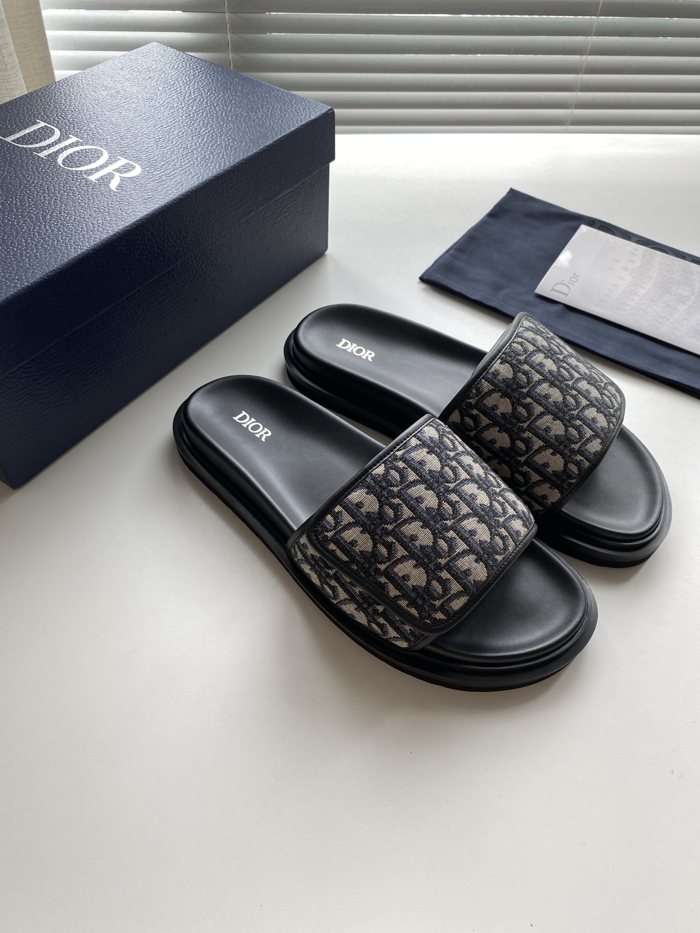 NO:348475,2025 Di～r Aqua sandals, a new product for men's clothing series, combining modern style and classic design. The old-skin color Oblique printed fabric upper is paired with adjustable padded Velcro wide trim to enhance the style. Paired with notched leather and rubber soles, it can be easily matched with various casual outfits. Size 38-46 Colors of presbyopia, black flowers, sandals198609092025款 Di～r Aqua 凉鞋 男装系列新品,融合摩登风范与经典设计.老花色 Oblique 印花面料鞋面搭配可调节的加垫魔术贴宽饰带提升格调.搭配凹口皮革和橡胶鞋底,可轻松搭配各式休闲装扮. 码数38-46 颜色老花、黑花,,sandals,Men's shoes