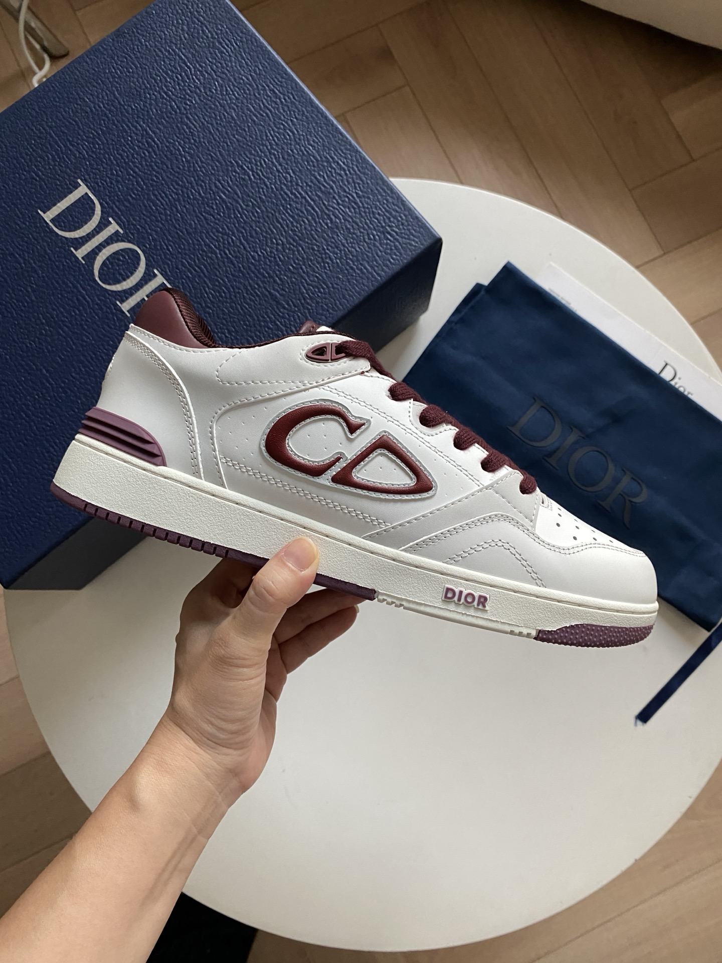 NO:350062,Dior ~ New B57 Low-top Couple Sports Shoes This B57 Low-top Sneaker is a new product in the men's spring 2024 series. It reinterprets the design of basketball shoes and becomes a classic item for Di~r. It is carefully crafted with color-blocked smooth cowhide leather, with beige and black Oblique printed logos on the sides. The tongue, sole and back are decorated with various special details to enhance the style, while the eyelet details, surface thread and rubber inserts highlight the dynamic charm of its sporty style. With a two-color rubber sole, it can be matched with various clothing to create exquisite shapes. Size35-40 (customized for women 40) 39-45 (customized for men 45), dior, dior, sneakers, cowhide19860909Dior迪奥～新款B57 低帮情侣款运动鞋 这款 B57 低帮运动鞋是二零二四春季男装系列新品,重新诠释篮球鞋设计,成为 Di～r 的经典单品.采用拼色光滑牛皮革精心制作,侧面饰以米色和黑色 Oblique 印花标志.鞋舌、鞋底和后侧饰以各种特色细节提升格调,而孔眼细节、缉面线和橡胶镶片更是突显其运动风格的动感魅力.带有双色橡胶鞋底,可搭配各式服饰,打造精致造型. Size35-40（女40定制）39-45（男45定制）,,dior,dior,sneakers,cowhide,Men's shoes