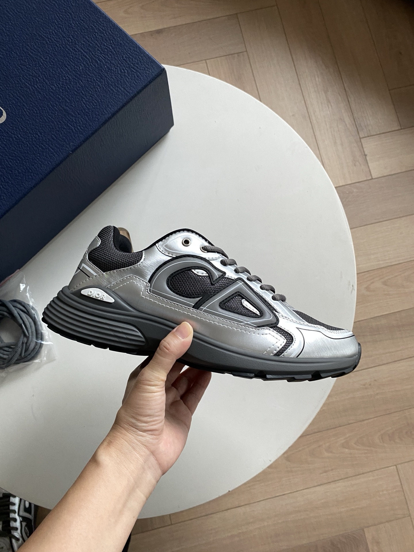 NO:350090,D Home ior Dior's new couple's B30 sneakers have become a classic new product with unique style, fashionable and sporty style. The redesigned style is carefully crafted from suede and other materials, decorated with the CD30 logo to enhance the style, highlighting modern style and unique beauty. The tongue and back sides are decorated with silver Di~r B30 and CD30 logos. The lightweight textured rubber outsole highlights the details of many special logos, and the internal elastic band design creates an ideal comfort effect. It can be matched with various casual items to create a delicate look. Size36-47 (35.40 for women, 45.46.47 for men, 45.46.47 for men, 45.46.47 for non-return) Colour gray khaki, silver gray, dior, dior, dior, sneakers19860909D家ior迪奥新款情侣款 B30 运动鞋 已成为 Dior～别具一格的经典新品,时尚而富有运动风范.重新设计的款式采用绒面革等材质精心制作,饰以 CD30 标志提升格调,彰显摩登风尚与别致美感.鞋舌和后侧饰以银色调 Di~r B30 和 CD30 标志.轻盈的纹理橡胶外底突显众多特色标志细节,内部弹力饰带设计,打造理想的舒适效果.可与各式休闲单品搭配,打造精致造型. Size36-47（女35.40定做、男45.46.47定做不退换） Colour灰卡其、银灰,,dior,dior,dior,sneakers,Men's shoes