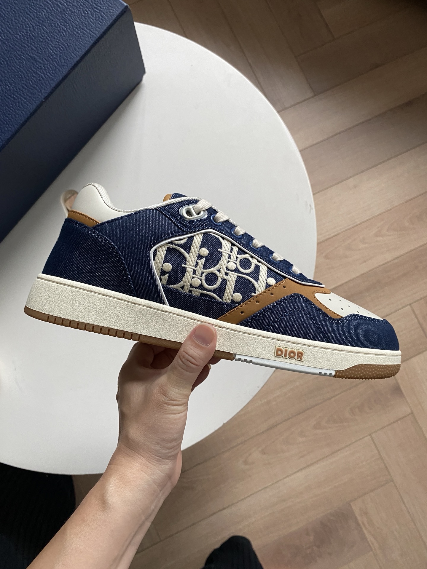 NO:350076,D Home ior Dior's new B27 sneakers This B27 Uptown low-top sneakers are now a classic item for Dior. They are carefully crafted from blue denim fabric, paired with beige and cognac smooth cowhide, decorated with raffia effect Oblique printed denim fabric splicing, blue fabric is embellished with contrasting beige stitching jacquard, reinterpreting the classic Dior pattern. CD Icon lace eyelets are clever and exquisite, and the two-color rubber sole, tongue and heel are decorated with classic details. Fashionable and versatile, can add luster to various looks. Size39-45 (45 custom-made, non-replaceable) Colour denim blue,,dior,dior,dior,sneakers,cowhide19860909D家ior迪奥新款 B27运动鞋 这款 B27 Uptown 低帮运动鞋现已成为 Dior 的一款经典单品.采用蓝色牛仔面料精心制作,搭配米色和干邑色光滑牛皮革,饰以酒椰草效果 Oblique 印花牛仔面料拼接,蓝色面料点缀以对比鲜明的米色缝线提花,重新诠释 Dior 经典图案.CD Icon 鞋带孔眼巧妙精致,双色橡胶鞋底、鞋舌和鞋跟处均饰以经典细节.时尚百搭,可为各式造型增光添彩. Size39-45（45定制不退换） Colour牛仔蓝,,dior,dior,dior,sneakers,cowhide,Men's shoes