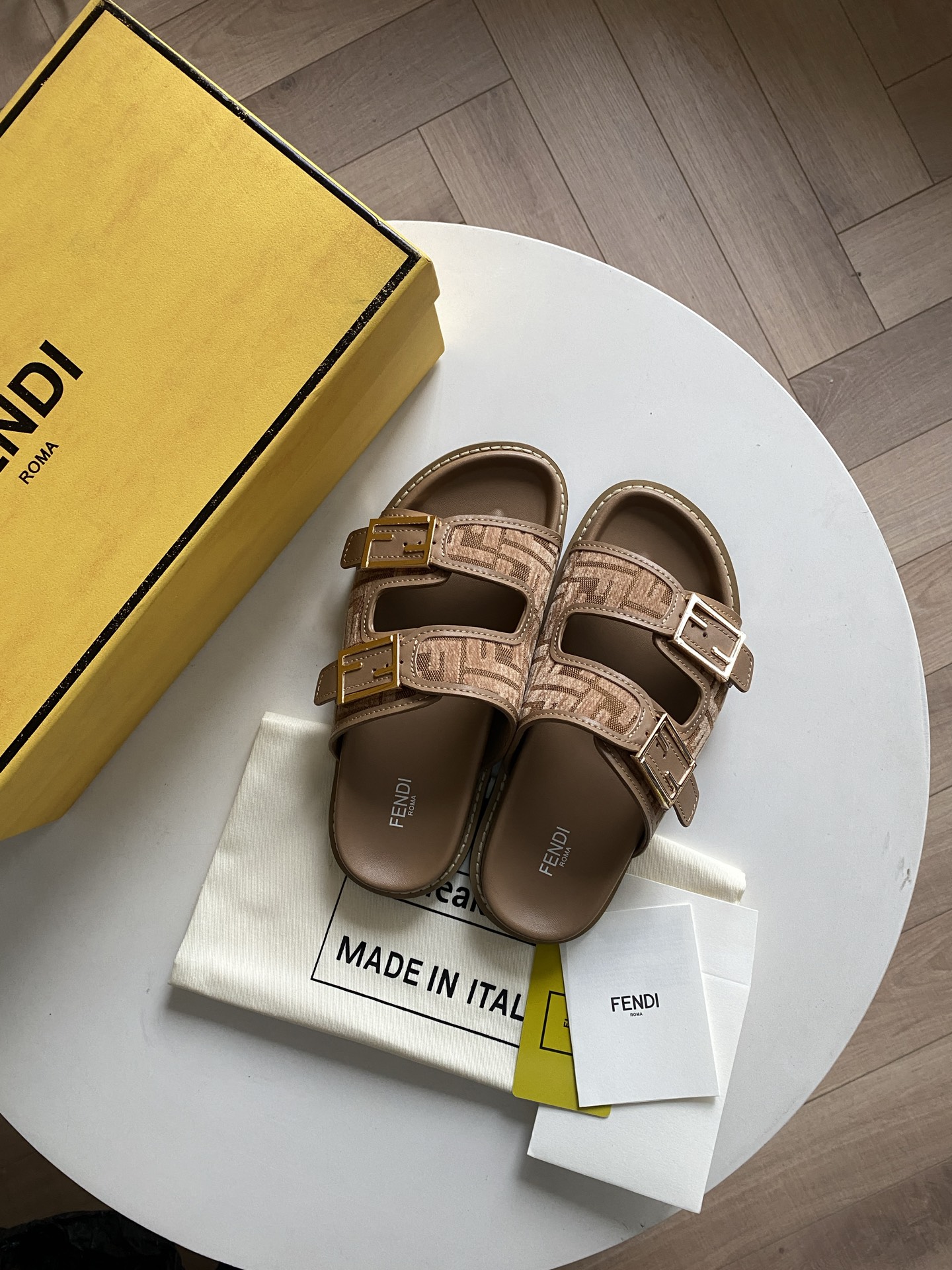 NO:352331,New FEN ~I adjustable wide-trimmed sandals. Black and yellow jacquard FF pattern fabric. Beige leather sole. Silver finish metal details. Size 39-46. Light brown, fendi, sandals19860909新款FEN～I可调节宽边饰带凉鞋.黑色和烟叶黄提花FF图案布料.米色皮革鞋底.银色饰面金属细节. 码数39-46 颜色浅棕色,,fendi,sandals,Men's shoes