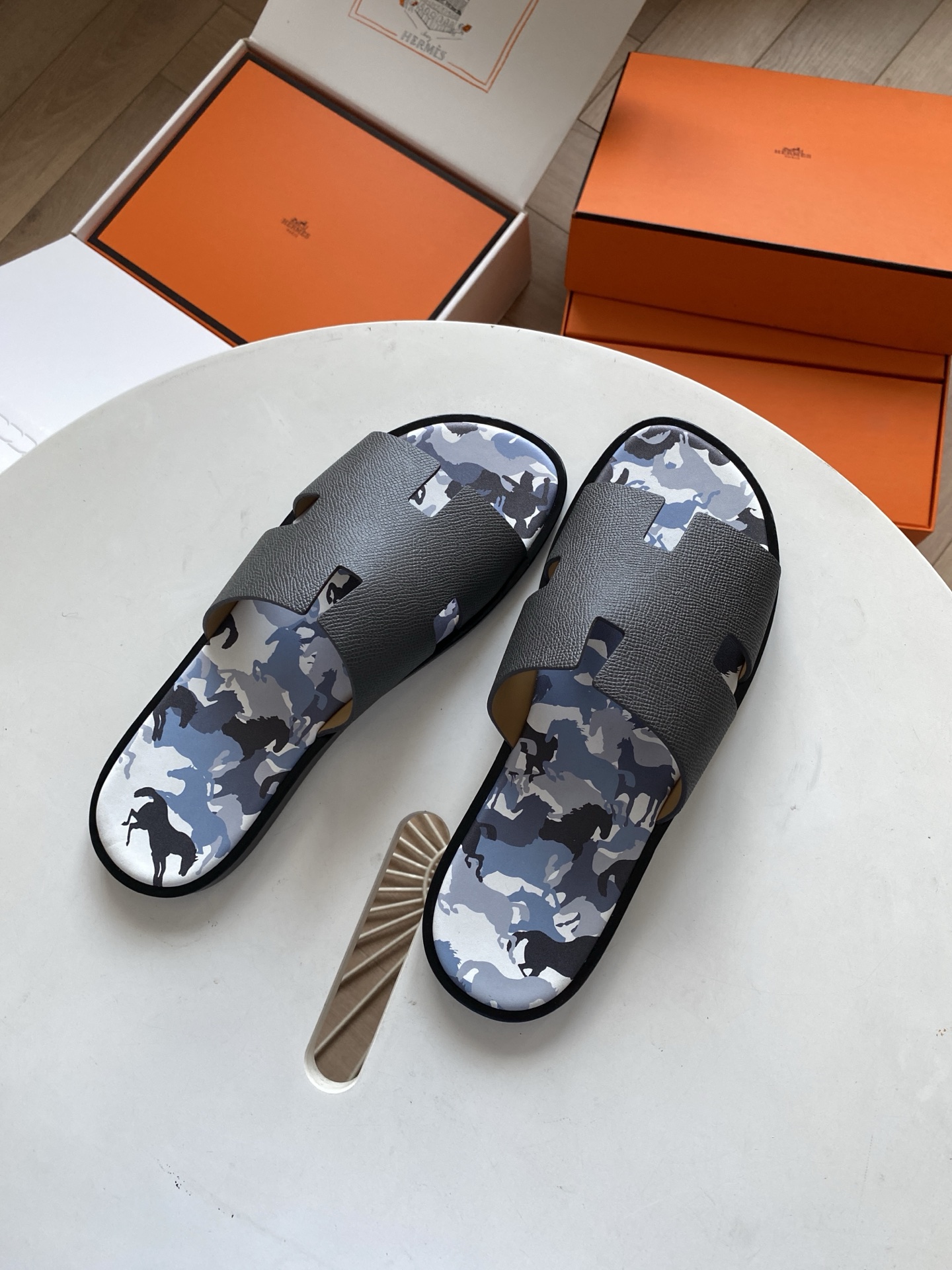 NO:347641,~ H family classic men's slippers, the most essential classic handmade, pure handmade, carefully crafted imported sheepskin, comfortable and breathable, customized double-layer leather midsole, more comfortable on the foot. For the H-type. Size 38-44 (45.46.47 custom-made, non-return and exchange), slippers, sheepskin19860909～ H家经典款男款拖鞋,经典之最人手必备款纯手工精心制作的垫脚进口羊皮舒适透气,定制双层真皮中底.上脚更舒适.对版H型. 码数38-44（45.46.47定制不退换）,,slippers,sheepskin,Men's shoes