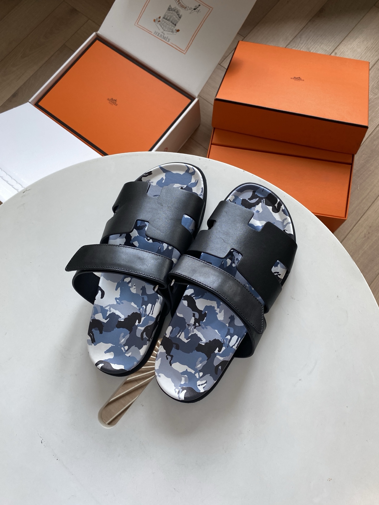 NO:347679,New H-Home Epsom calfskin functional sandals, paired with ergonomic rubber sole and adjustable straps. The design is simple and smooth, creating a comfortable and casual look. Size 35-39 (female) 38-45 (male) 45 Custom made non-return, sandals, cowhide19860909新款H家Epsom小牛皮机能风凉鞋 搭配人体工学橡胶鞋底和可调节袢带.设计简约流畅,打造舒适休闲造型 码数35-39（女）38-45（男）  45定做不退换,,sandals,cowhide,Men's shoes