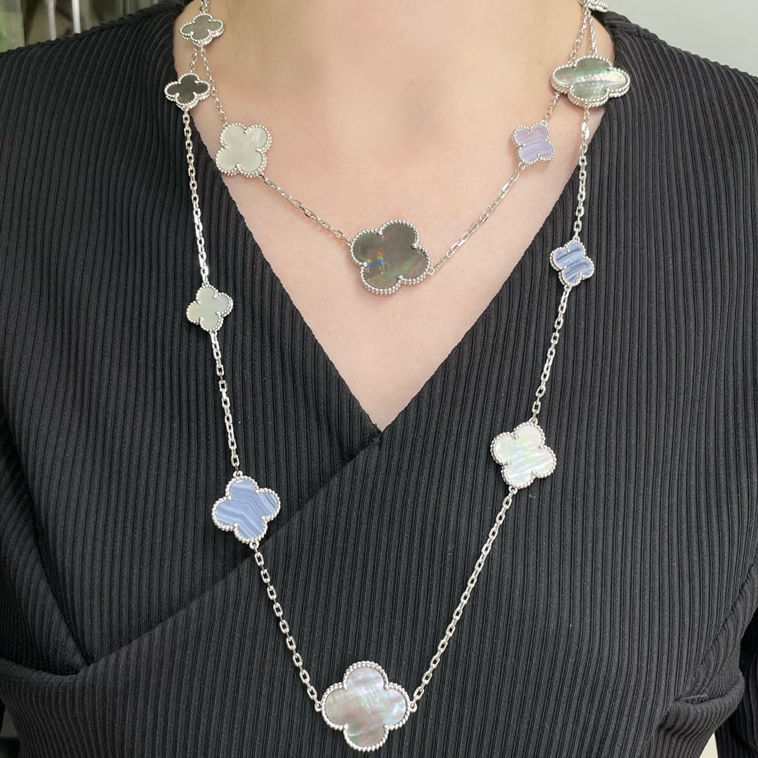 NO:379648,VCA high-end gray-white purple 16-flower four-leaf clover necklace. Cleef&Arpels four-leaf clover This series has a flexible design, smooth lines and is easy to wear. It shows the possibility of infinite matching and brings a rich and diverse style to the life of every woman., jewelry boutique, necklace19860909VCA高级灰白紫16花四叶草项链.Cleef&Arpels 四叶草 此系列设计灵动,线条流畅,易于佩戴.展现无限搭配的可能,为每一位女性的生活带来丰富多样的风姿.,饰品精品,necklace,Jewelry