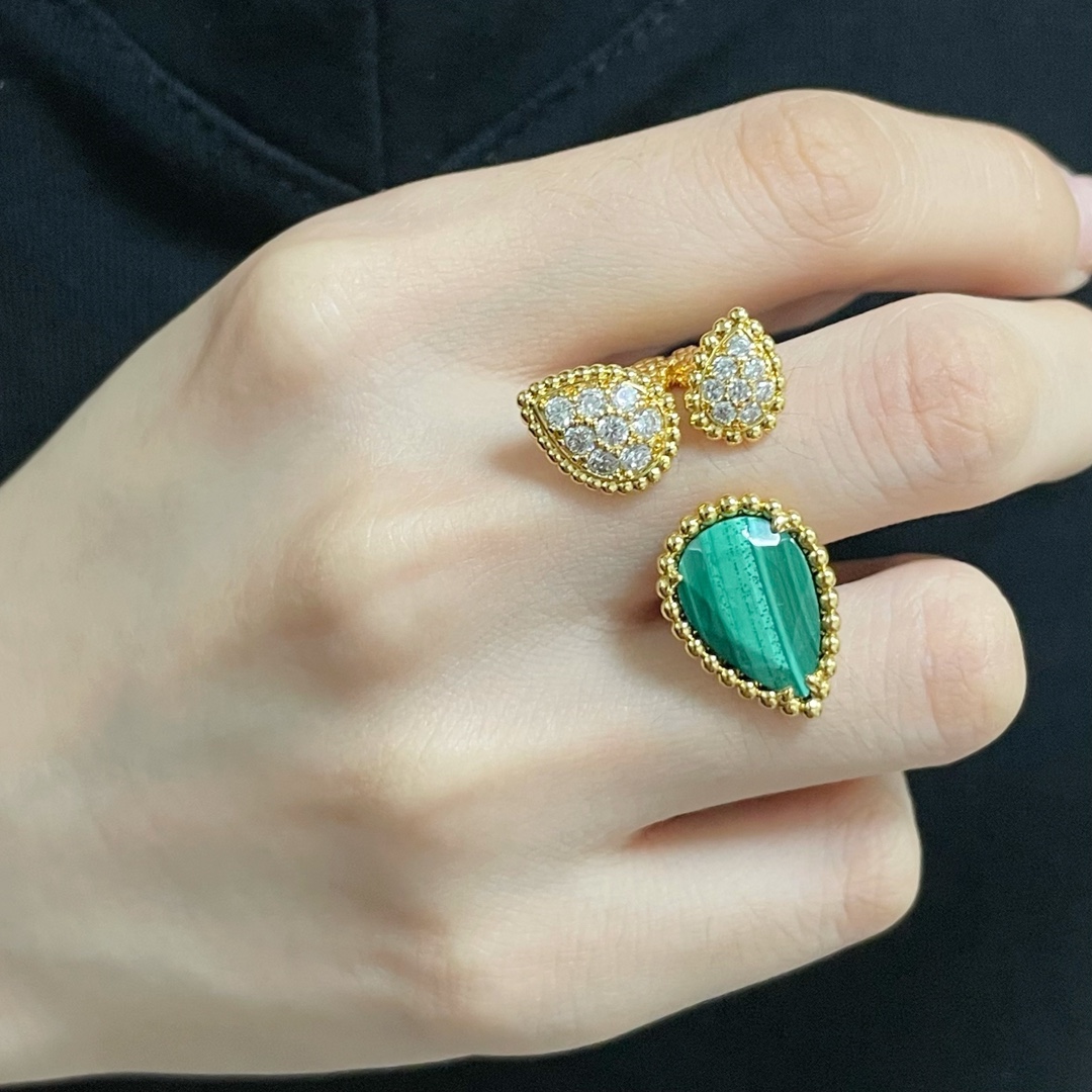 天然孔雀石  码数开口玫瑰金黄金现货供应AB15665。宝诗龙三水滴戒指💍 波西米亚水滴灵感来自于“爱与守护”💗围绕水滴的一圈金珠也是非常法式的“铡珠工艺”😍代表了点点滴滴的爱围绕着你💗造型更加与众不同 让你做独特的自己👍