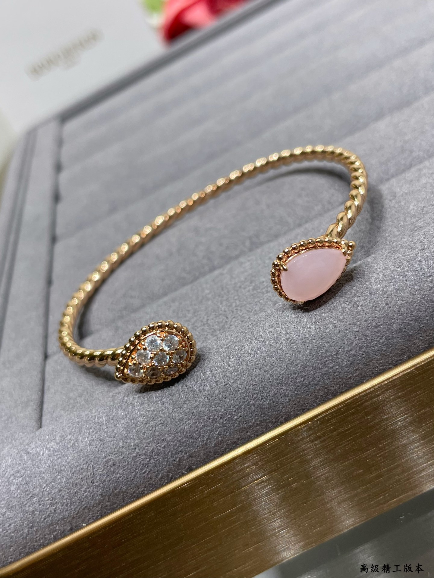 Artistic Water Drop-Inspired Diamond Watch: Delicate Beauty on Wrist and Skin - 图片 6