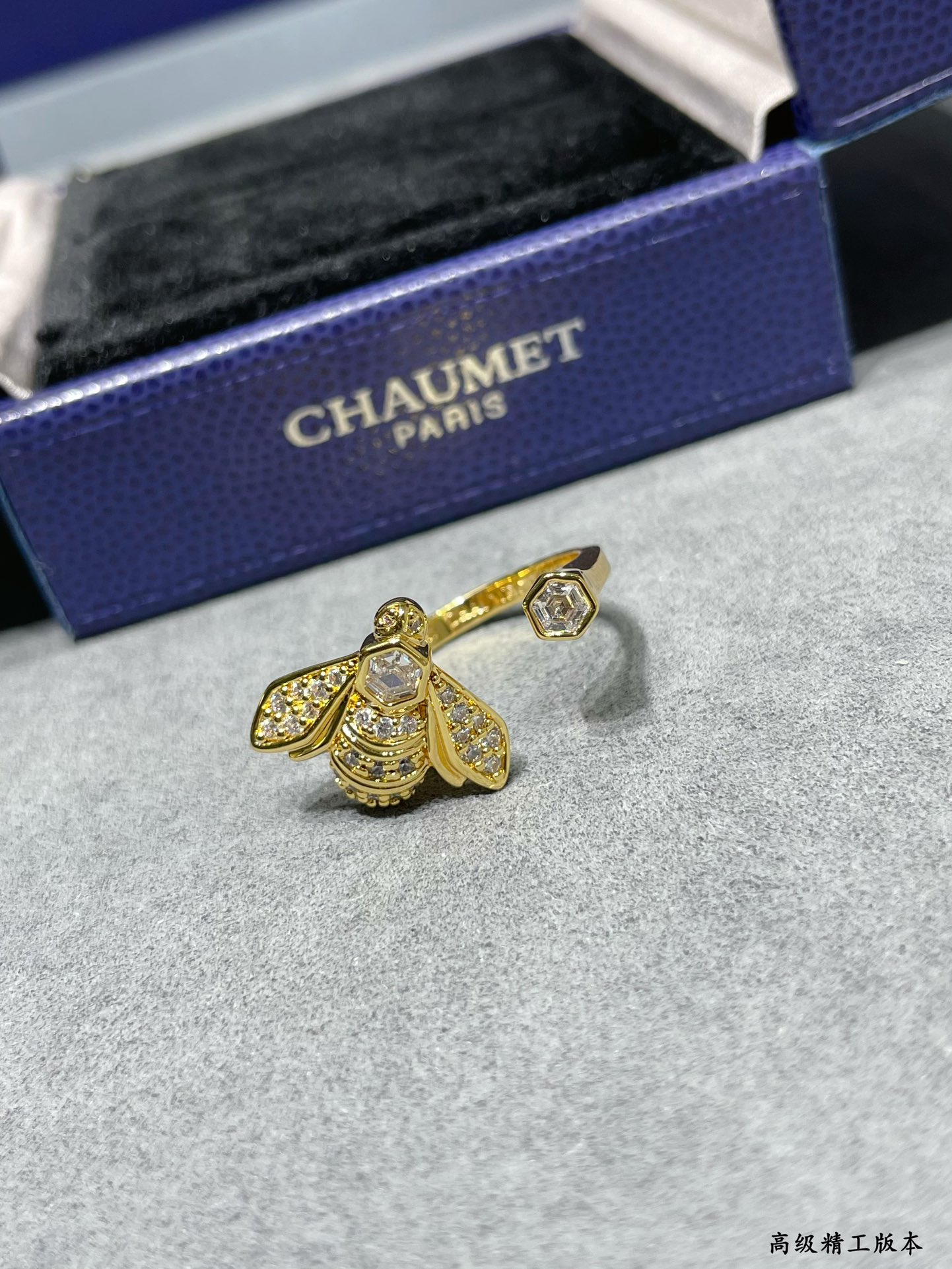 V金材质码数678尚美蜜蜂戒指戒指的一边是一只蜜蜂代表着勤劳和智慧另一边则是Chaumet独有的六角形皇