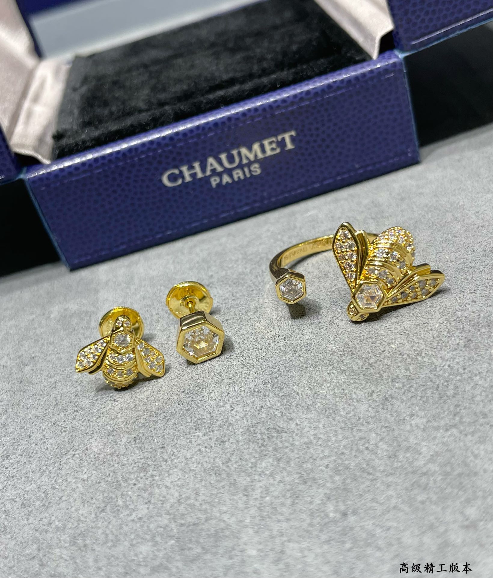 V金材质尚美蜜蜂耳钉人气黄金小蜜蜂耳钉同样选用了两边不对称的设计概念加上Chaumet独有的六角形皇后式
