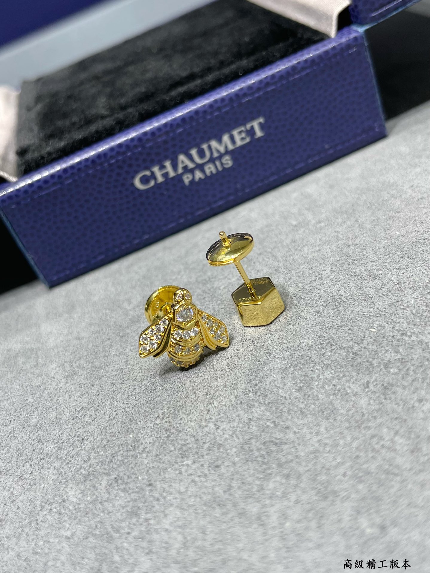 V金材质尚美蜜蜂耳钉人气黄金小蜜蜂耳钉同样选用了两边不对称的设计概念加上Chaumet独有的六角形皇后式