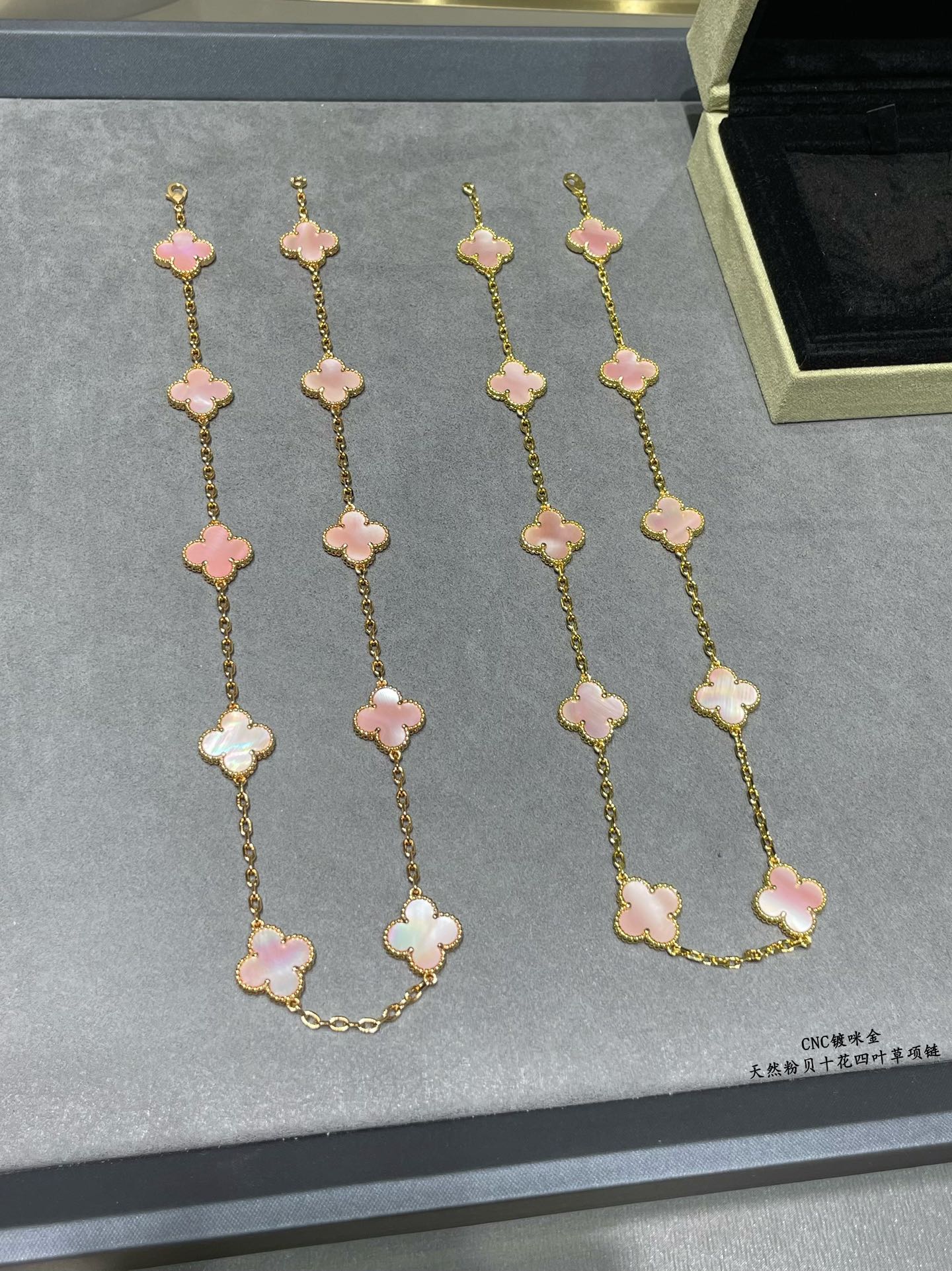 👑VCA天然粉贝十花四叶草项链。Cleef&ArPels 🍀🍀🍀四叶草 此系列设计灵动，线条流畅，易于佩