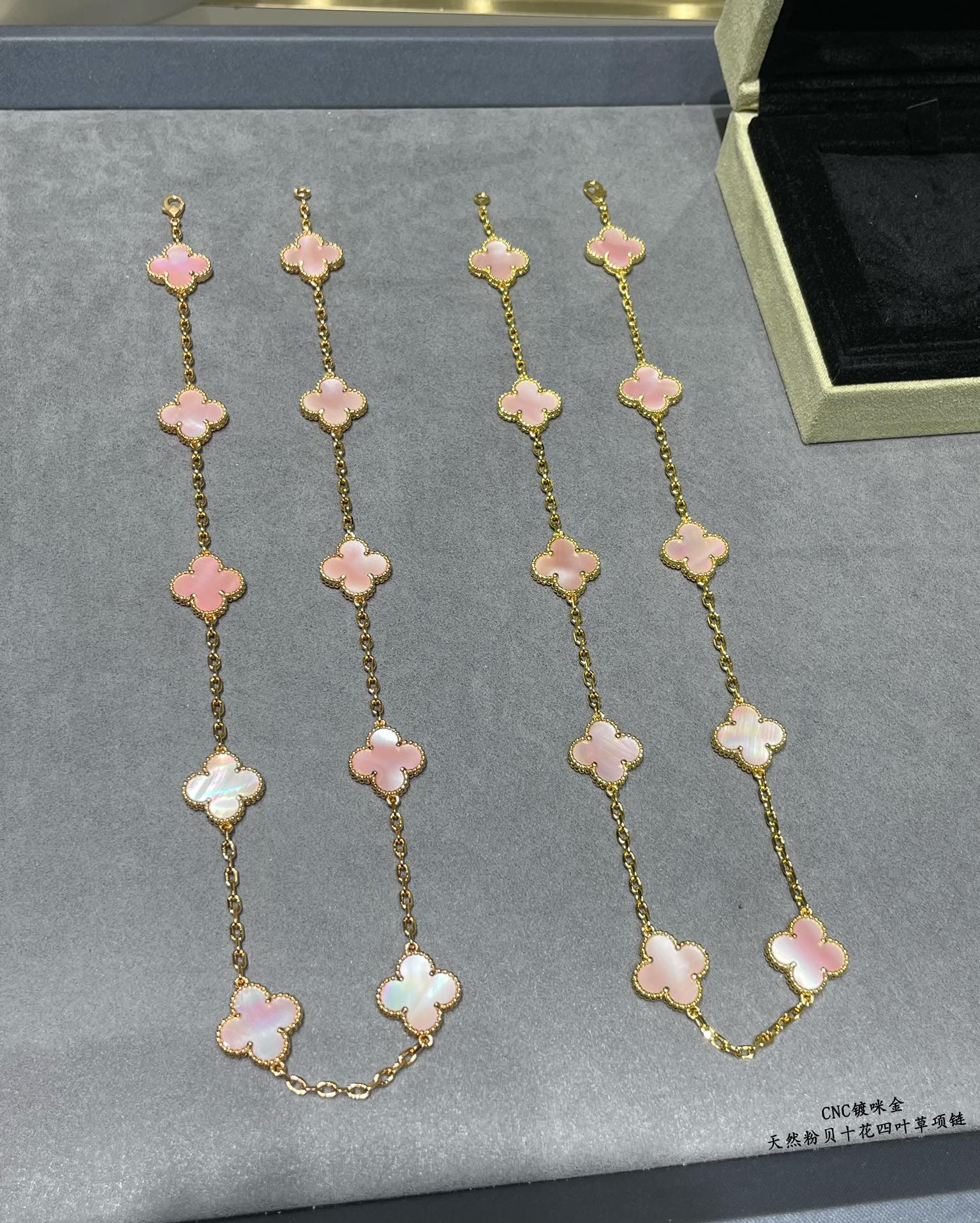 👑VCA天然粉贝十花四叶草项链。Cleef&ArPels 🍀🍀🍀四叶草 此系列设计灵动，线条流畅，易于佩