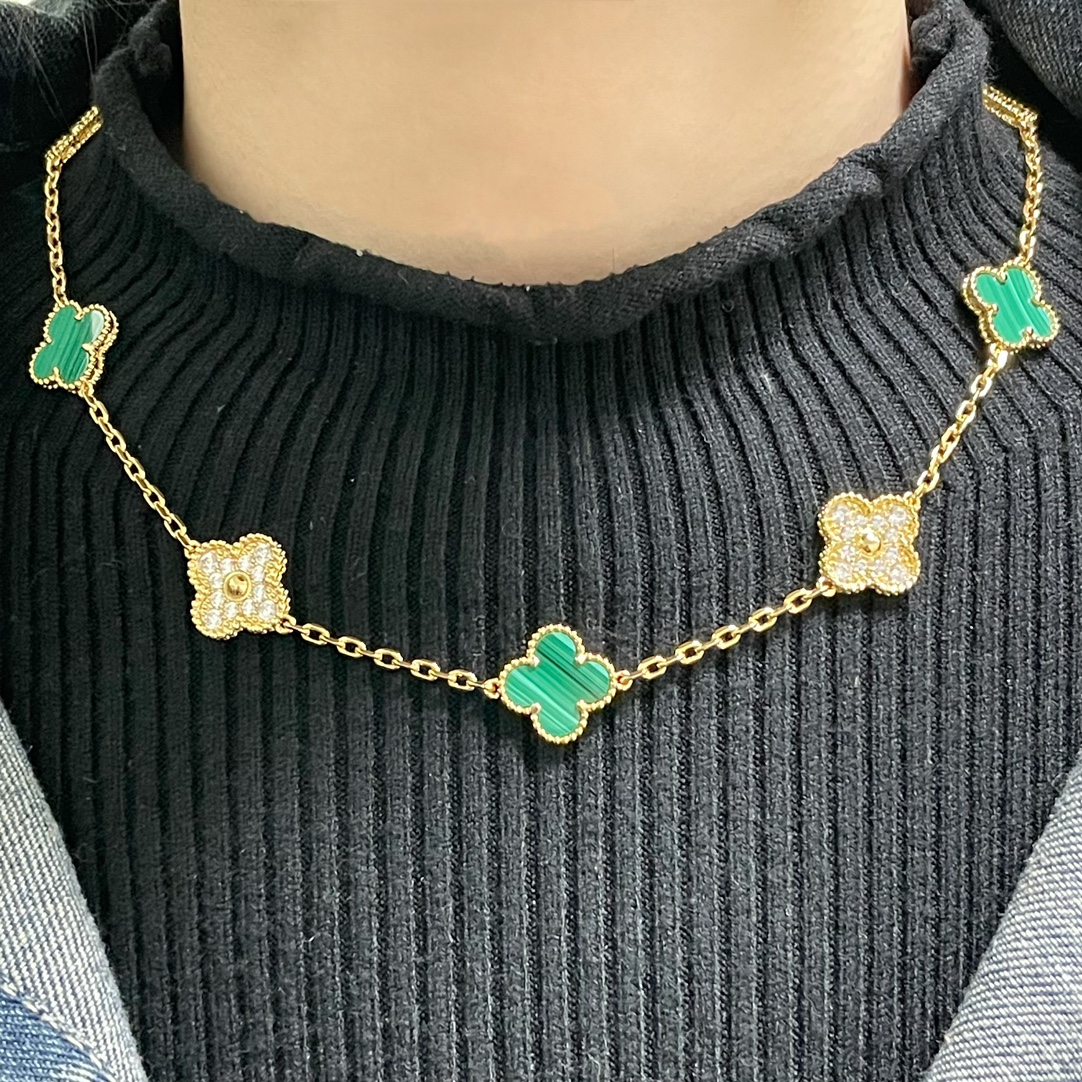 NO:114410,VCA natural malachite spaced diamond 10-leaf clover necklace. Cleef&Arpels 4-leaf clover This series is designed with flexible lines and easy to wear. It shows the possibility of infinite matching and brings a rich and diverse style to the life of every woman., jewelry boutique, christian louboutin, necklace19860909VCA天然孔雀石间隔钻十花四叶草项链.Cleef&Arpels 四叶草 此系列设计灵动,线条流畅,易于佩戴.展现无限搭配的可能,为每一位女性的生活带来丰富多样的风姿.,饰品精品,christian louboutin,necklace,Jewelry