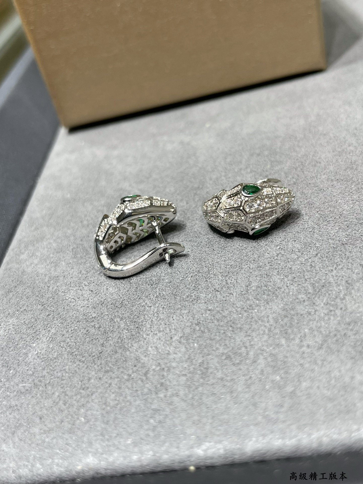 亚金宝格丽多多蛇耳环镶嵌祖母绿饰以密镶钻石蛇作为性感与美丽的象征这种图腾可追溯到古希腊和罗马神话象征智慧