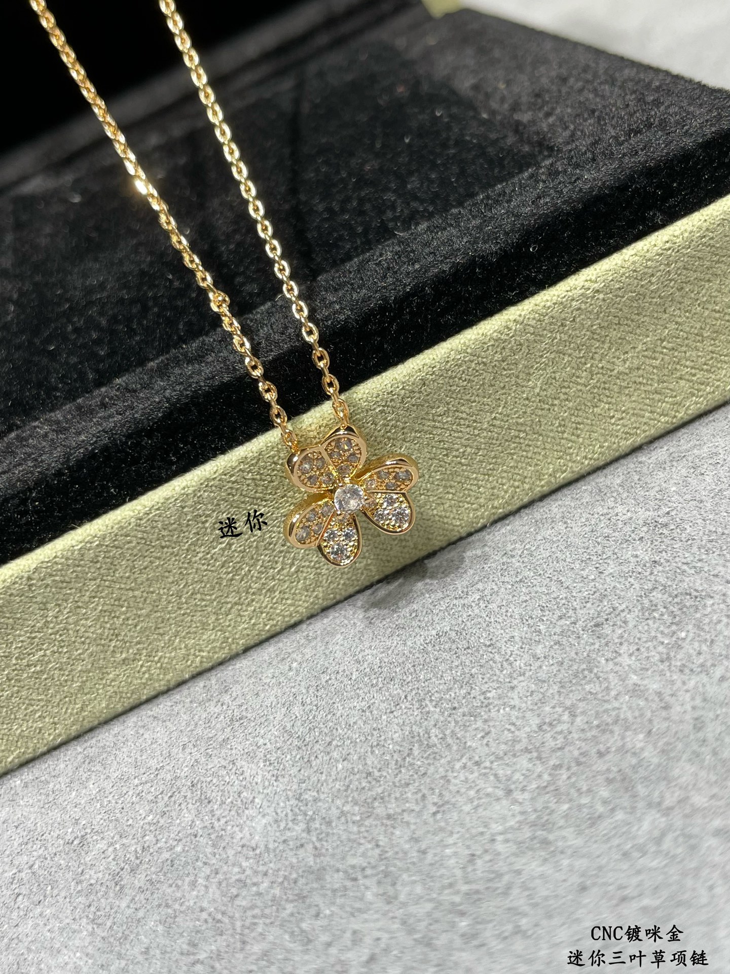 V金材质VCA迷你三叶草项链CNC扣头打破四叶草项链的经典满钻款特别惹人爱衬肤色白嫩特别百搭适合任何场合