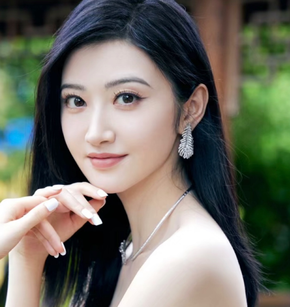 V金材质 宝诗龙中号满钻羽毛耳环。娇嫩的羽毛形状散发出迷人的光彩和气息，佩戴它的女性会感到自信和自在，仿