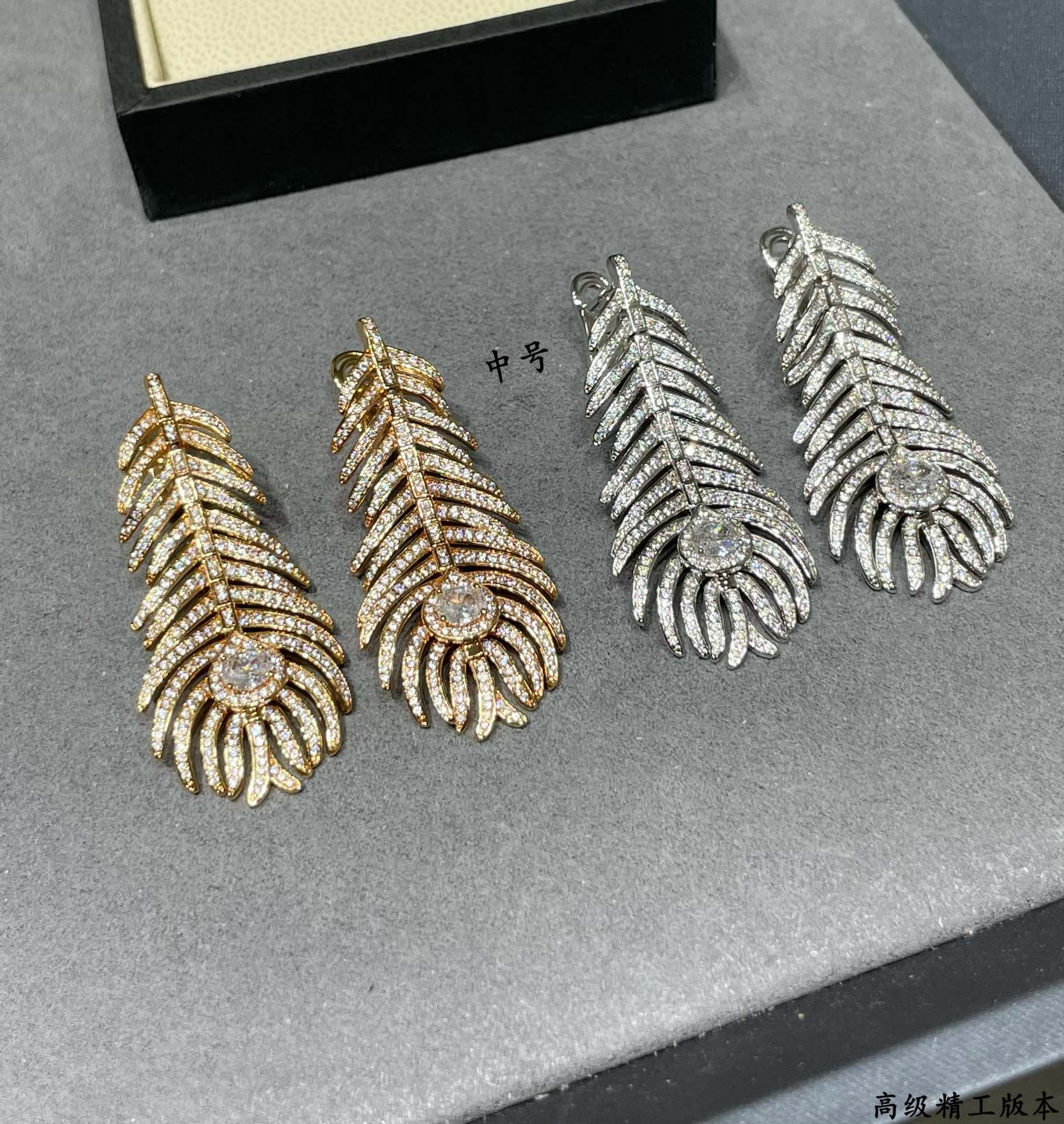 V金材质 宝诗龙中号满钻羽毛耳环。娇嫩的羽毛形状散发出迷人的光彩和气息，佩戴它的女性会感到自信和自在，仿