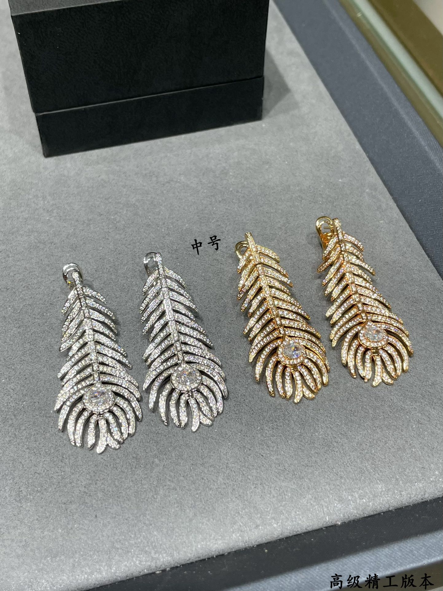 V金材质 宝诗龙中号满钻羽毛耳环。娇嫩的羽毛形状散发出迷人的光彩和气息，佩戴它的女性会感到自信和自在，仿