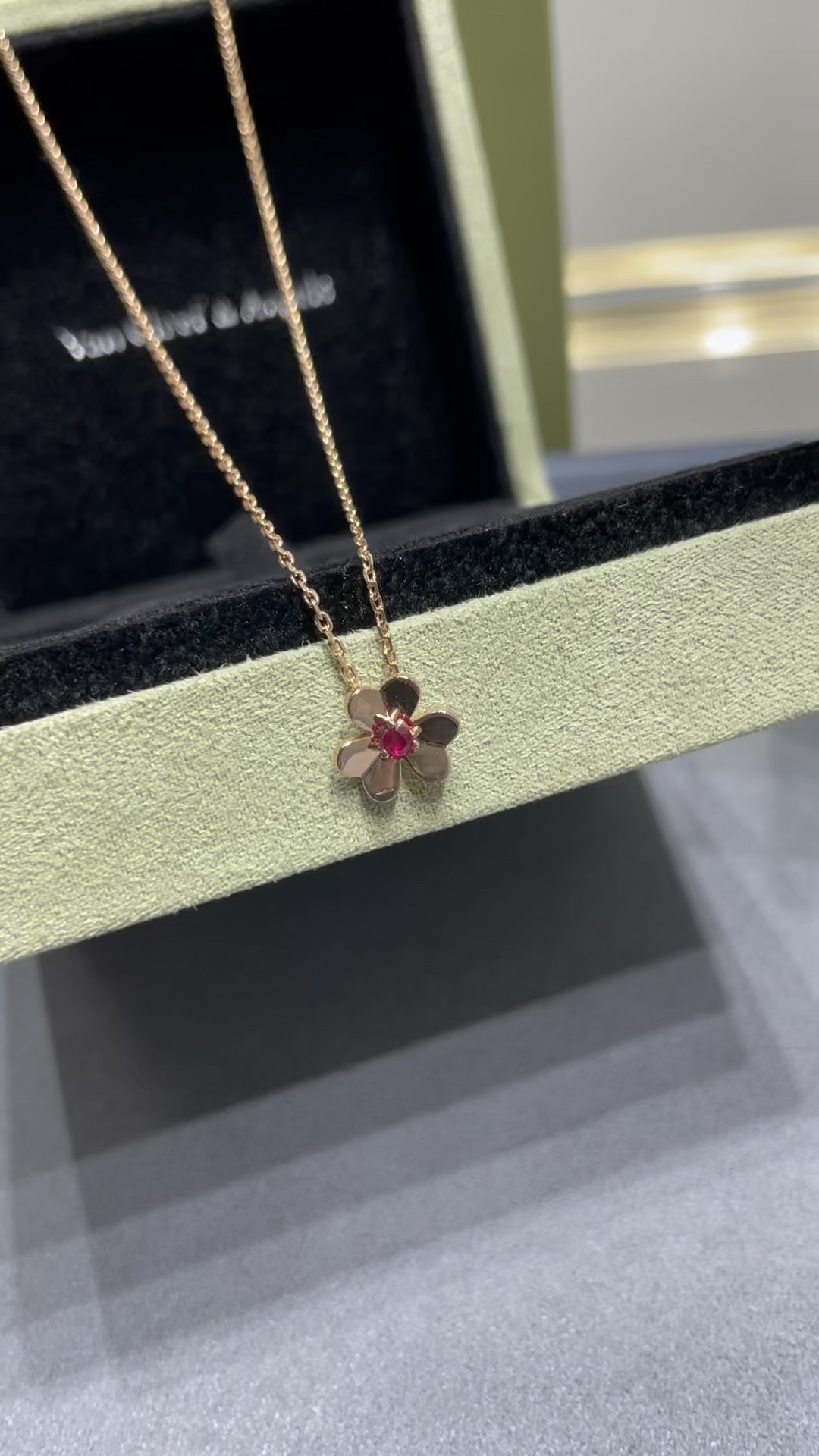 Van Cleef & Arpels VCA迷你粉钻三叶草项链
