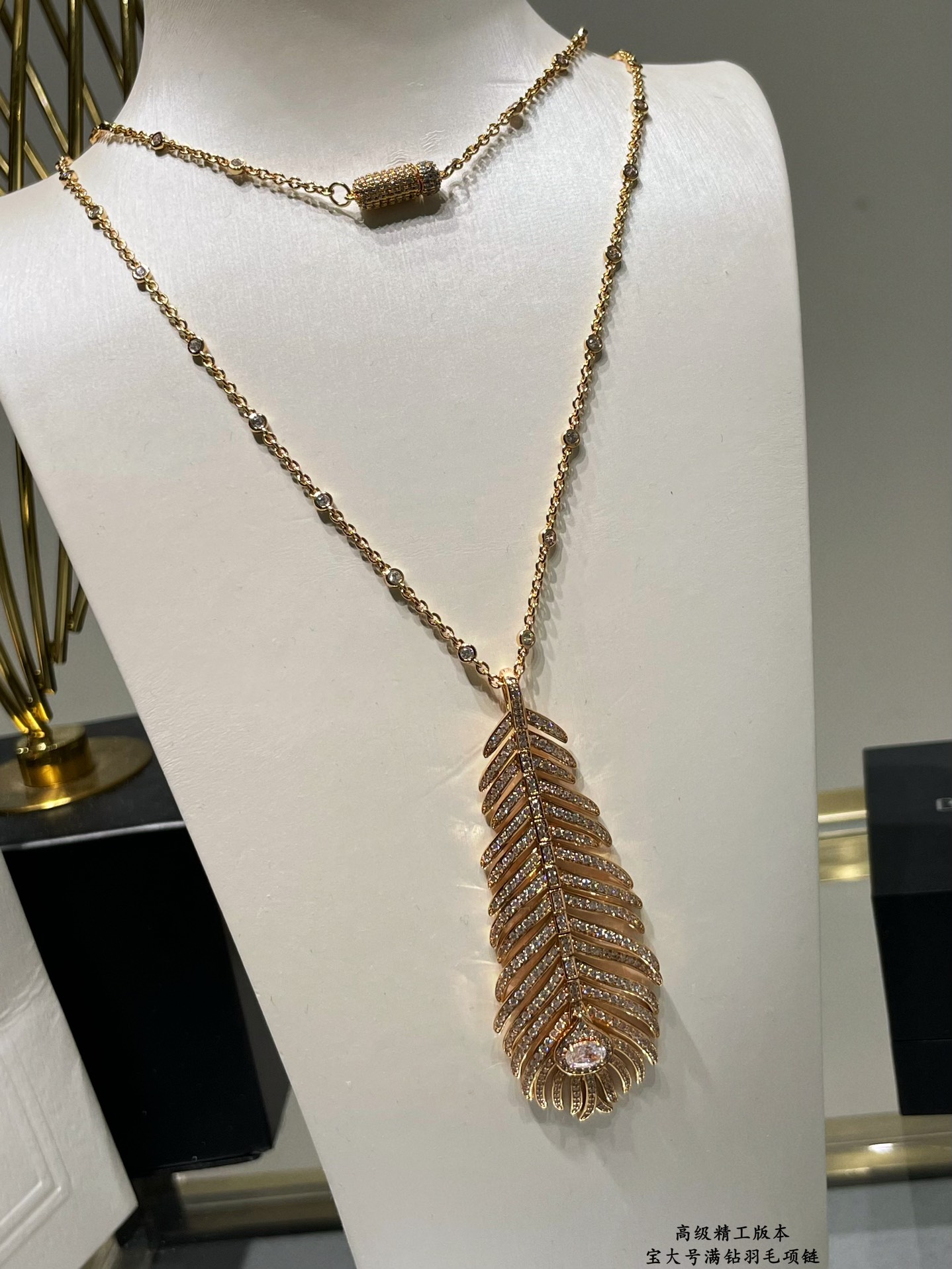 V金材质 宝诗龙大号满钻羽毛项链。娇嫩的羽毛形状散发出迷人的光彩和气息，佩戴它的女性会感到自信和自在，仿