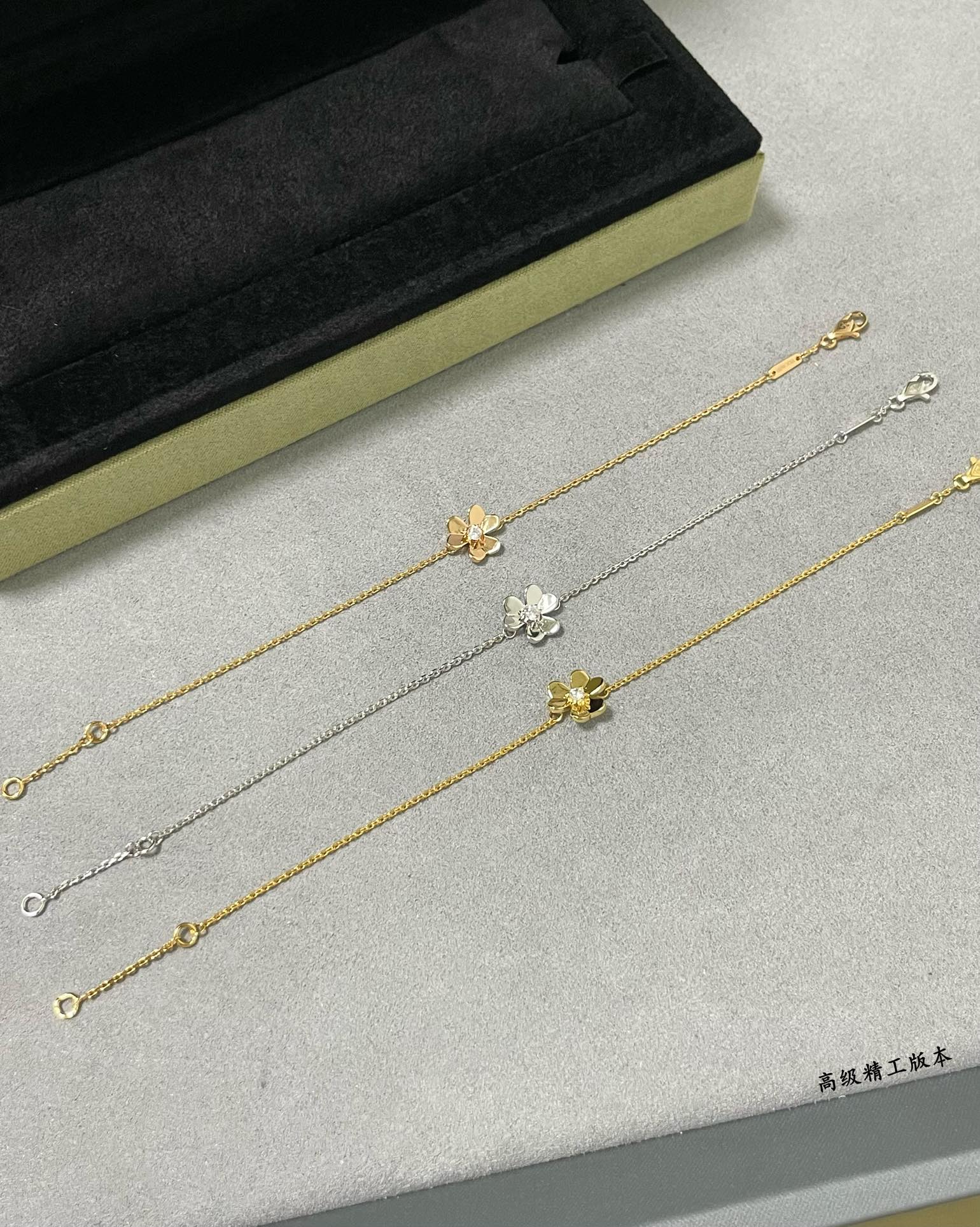 V金材质VCA迷你光金三叶草手链打破四叶草的经典特别惹人爱衬肤色白嫩特别百搭适合任何场合姐妹聚会倍有面子