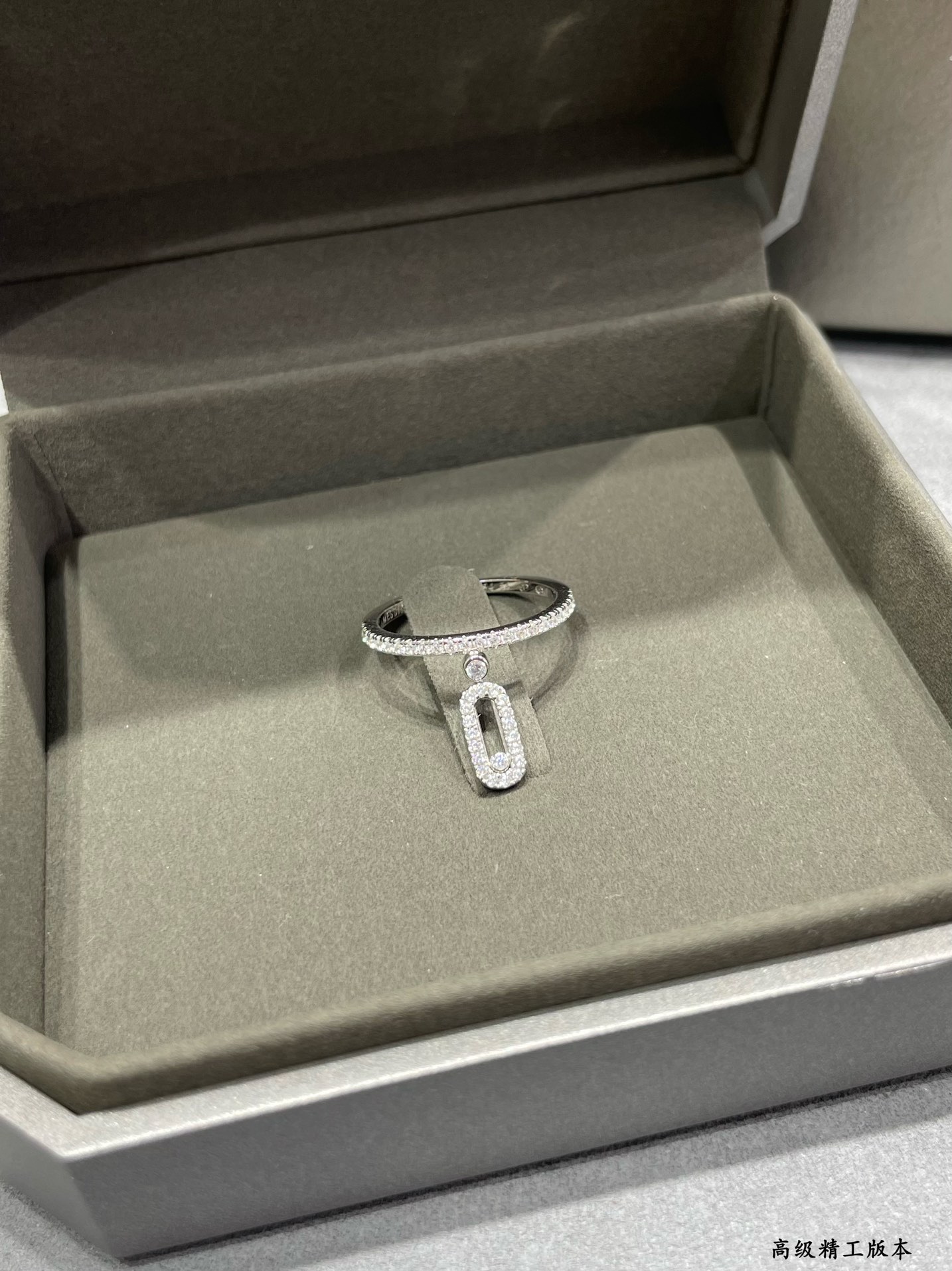 Messika Single-Stringed Ring: Classic Gold Metal Code with Love Connotation. - 图片 4