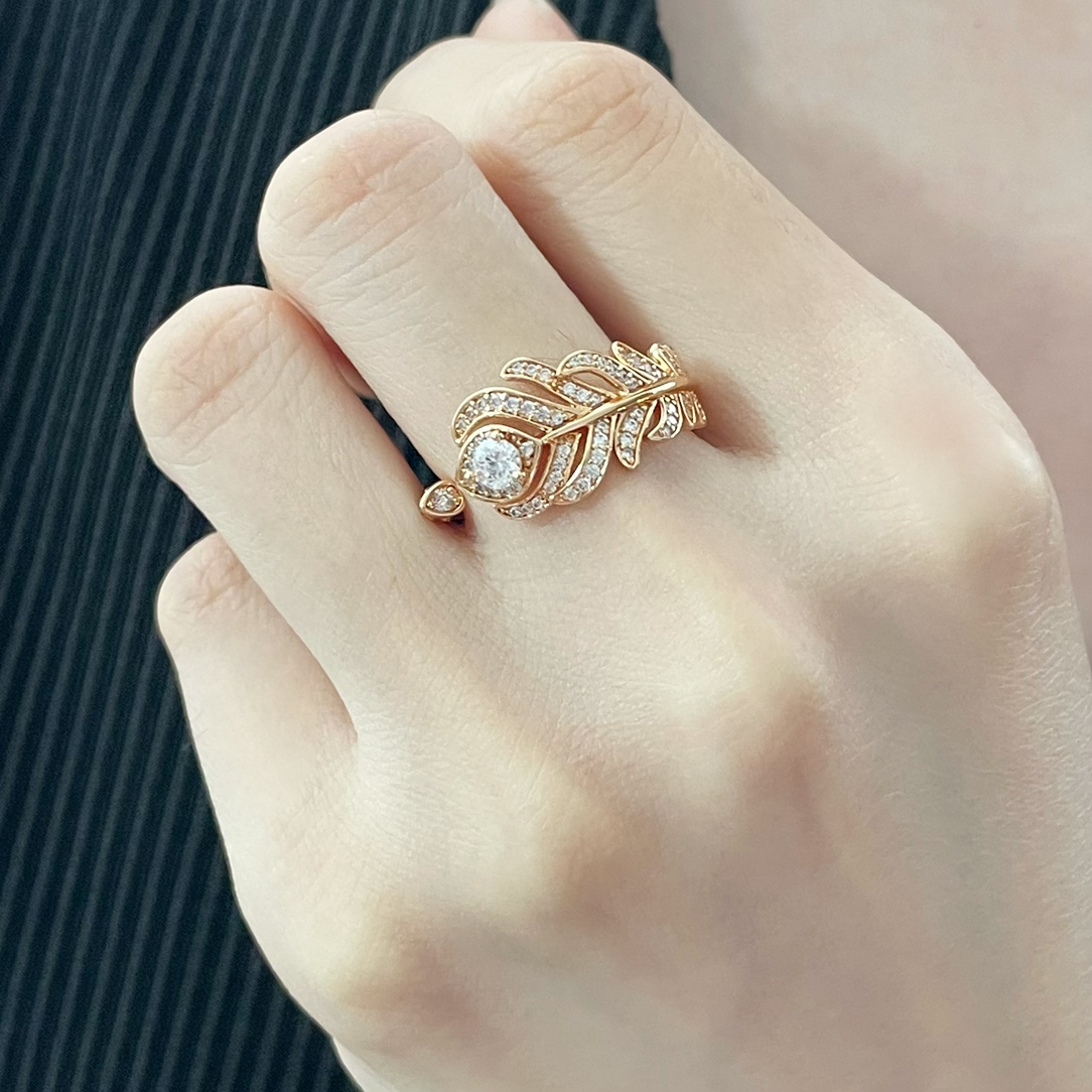 V金材质 批135 码数:5678。宝诗龙小号羽毛戒指💍娇嫩的羽毛形状散发出迷人的光彩和气息,佩戴它的女性会感到自信和自在,仿佛拥有了自由翱翔的羽翼🌹无论是搭配休闲装还是晚礼服,在各种场合都能成为焦点👍用它点缀你的生活,享受宝诗龙带来的卓越品质和精湛工艺带来的极致体验。😍